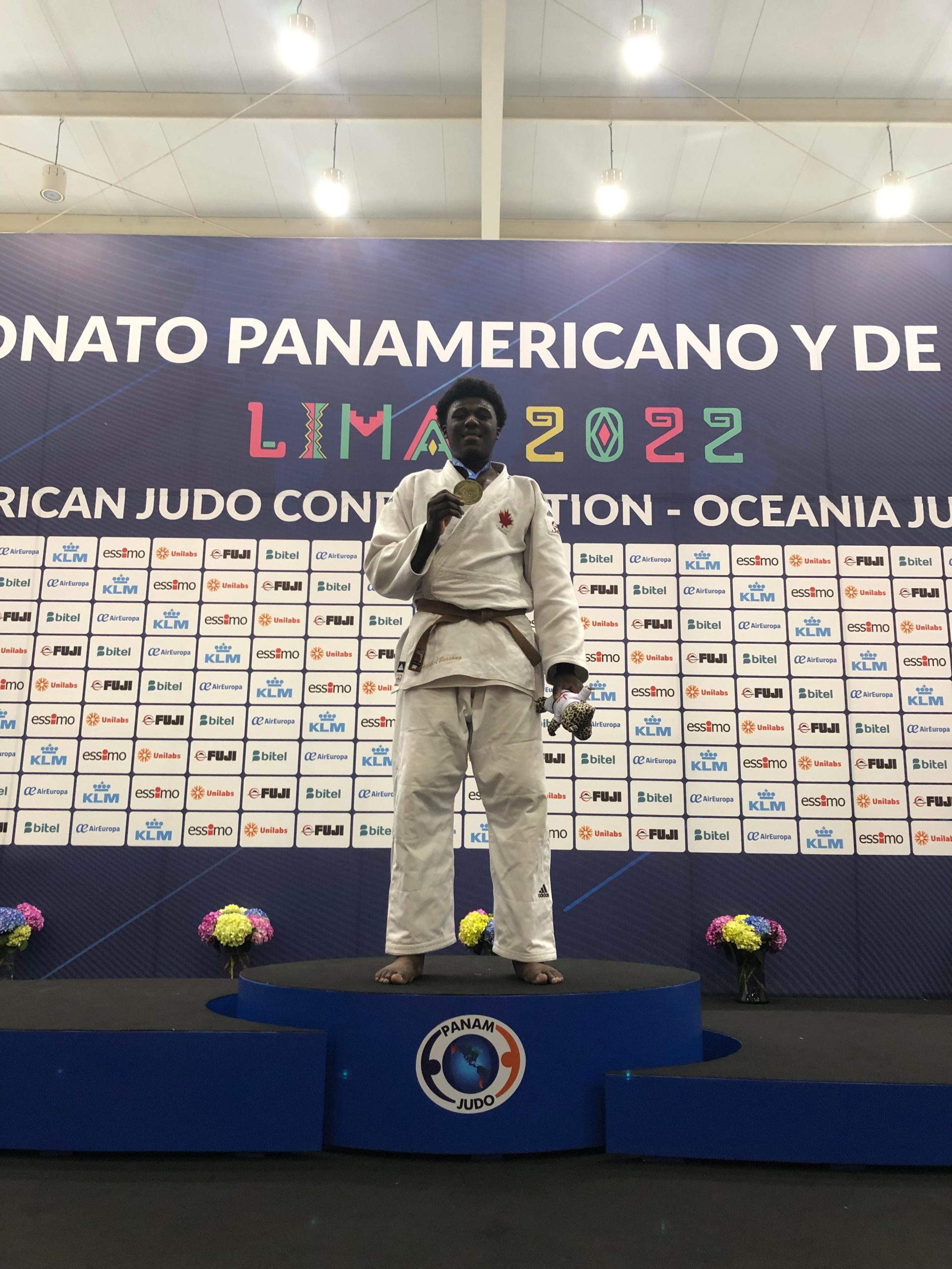 Un judoka au sommet du podium.