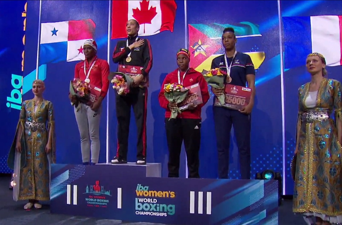 Quatre boxeuses olympiques sur le podium.