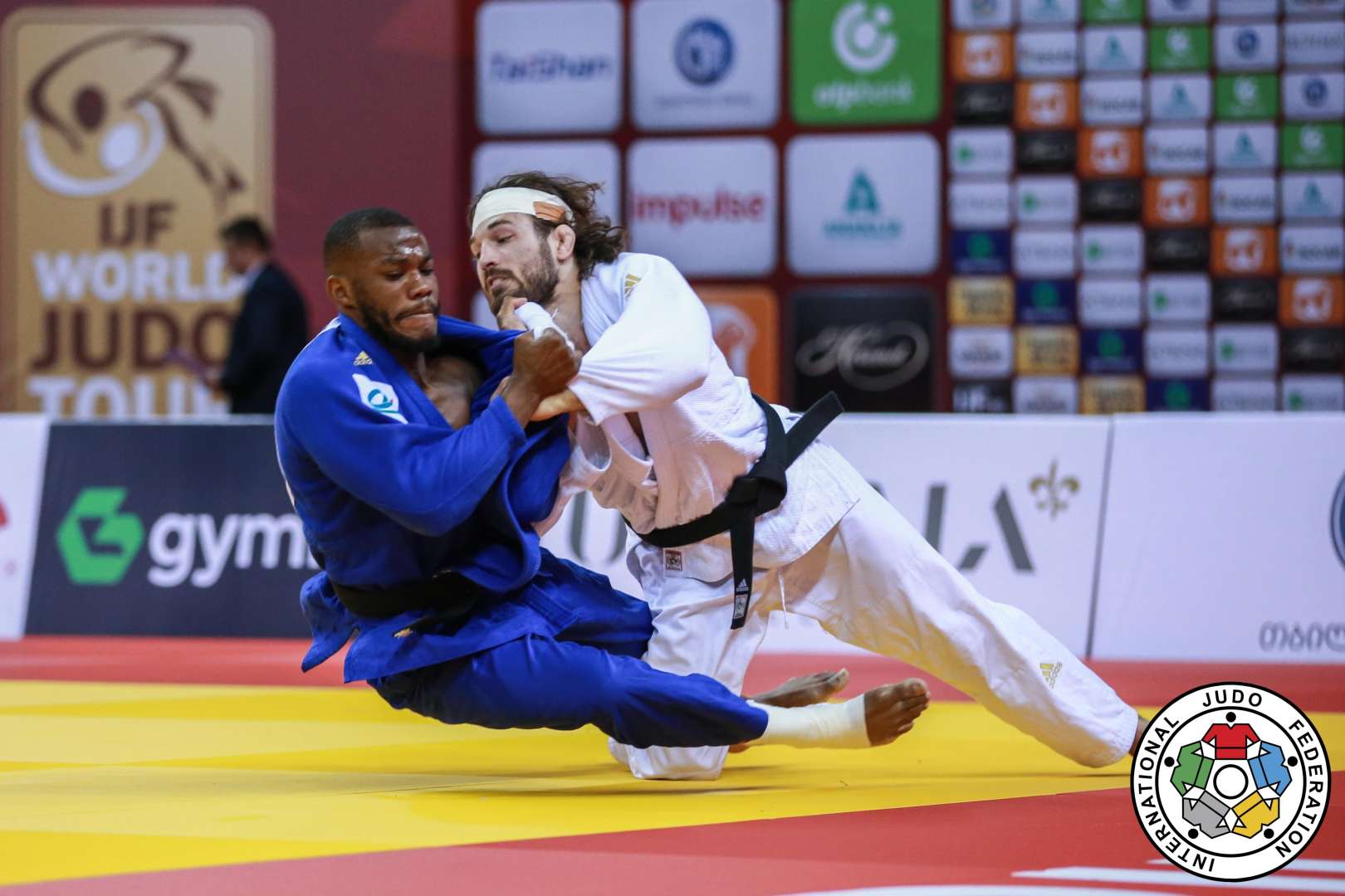 deux judokas en action.