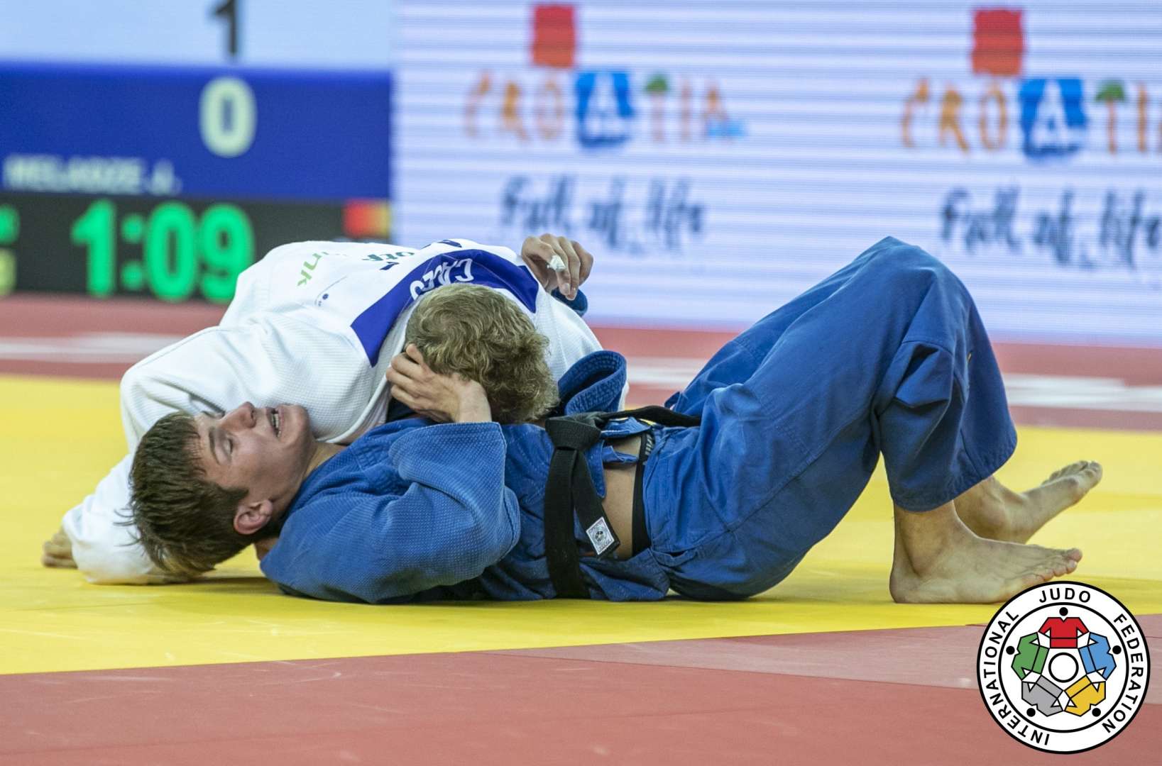 Deux judokas en action.
