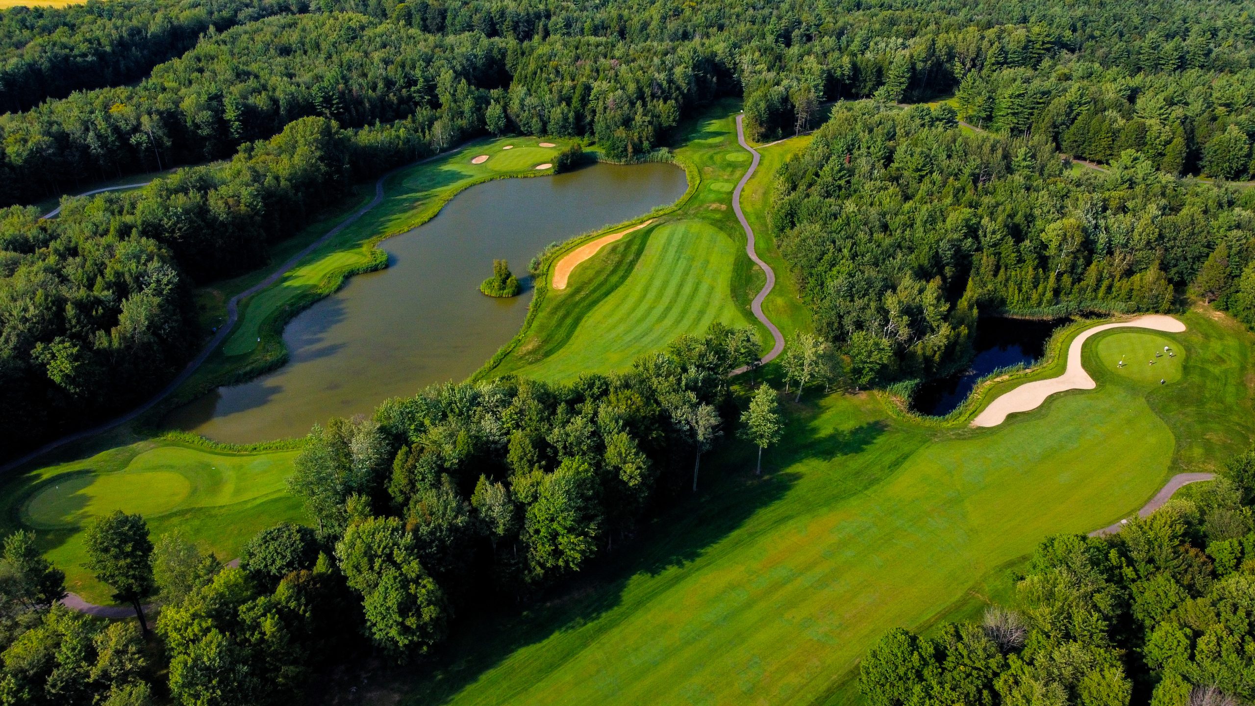 Un terrain de golf en vue aérienne.