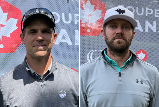 Deux golfeurs devant le logo de la Coupe Canada.