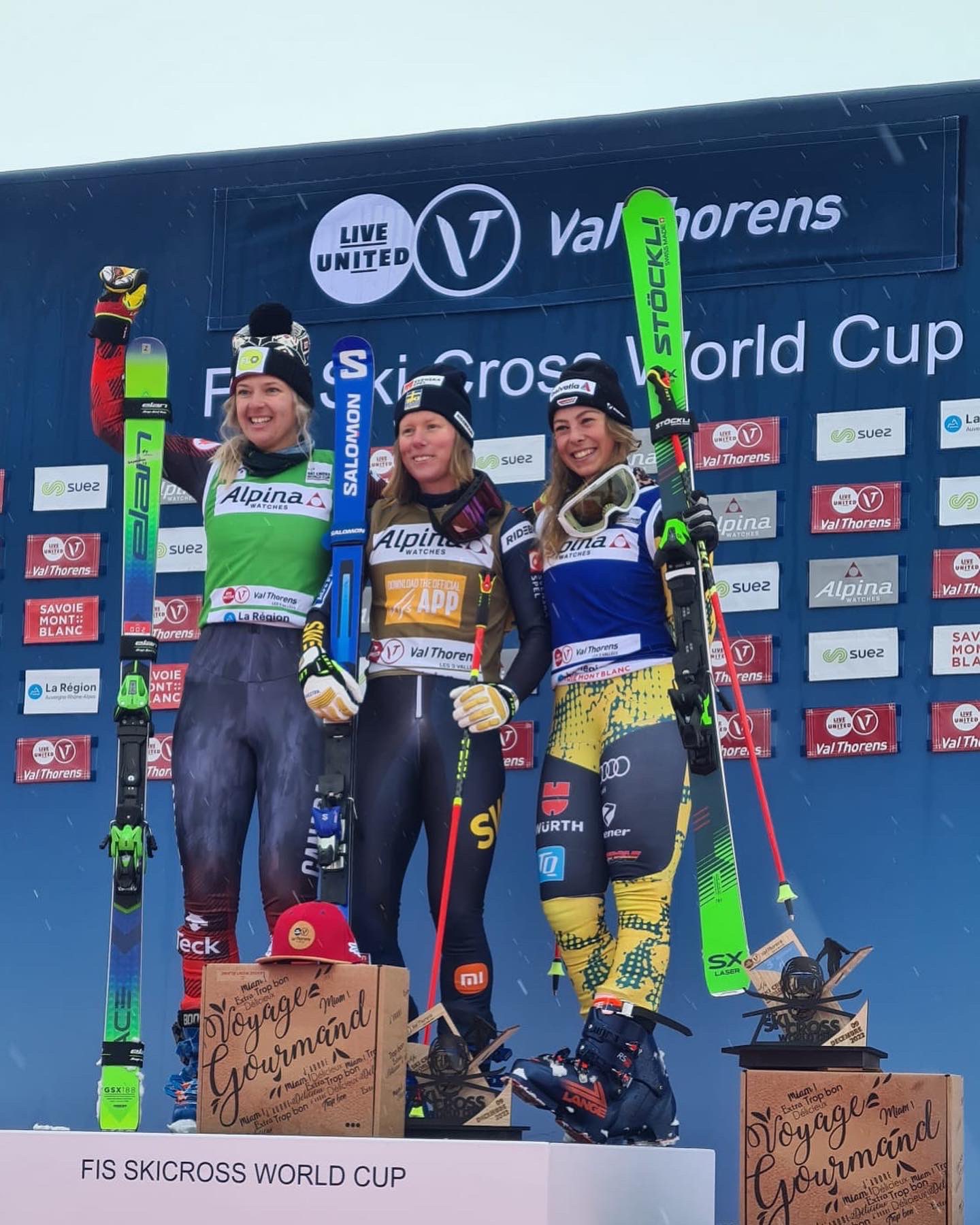 Trois skieuses souriantes sur le podium.