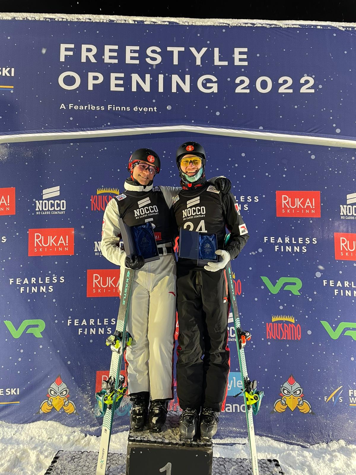 Deux skieurs canadiens souriants sur le podium.