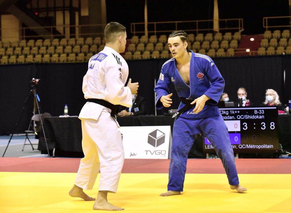 Deux judokas en action sur le tatami.