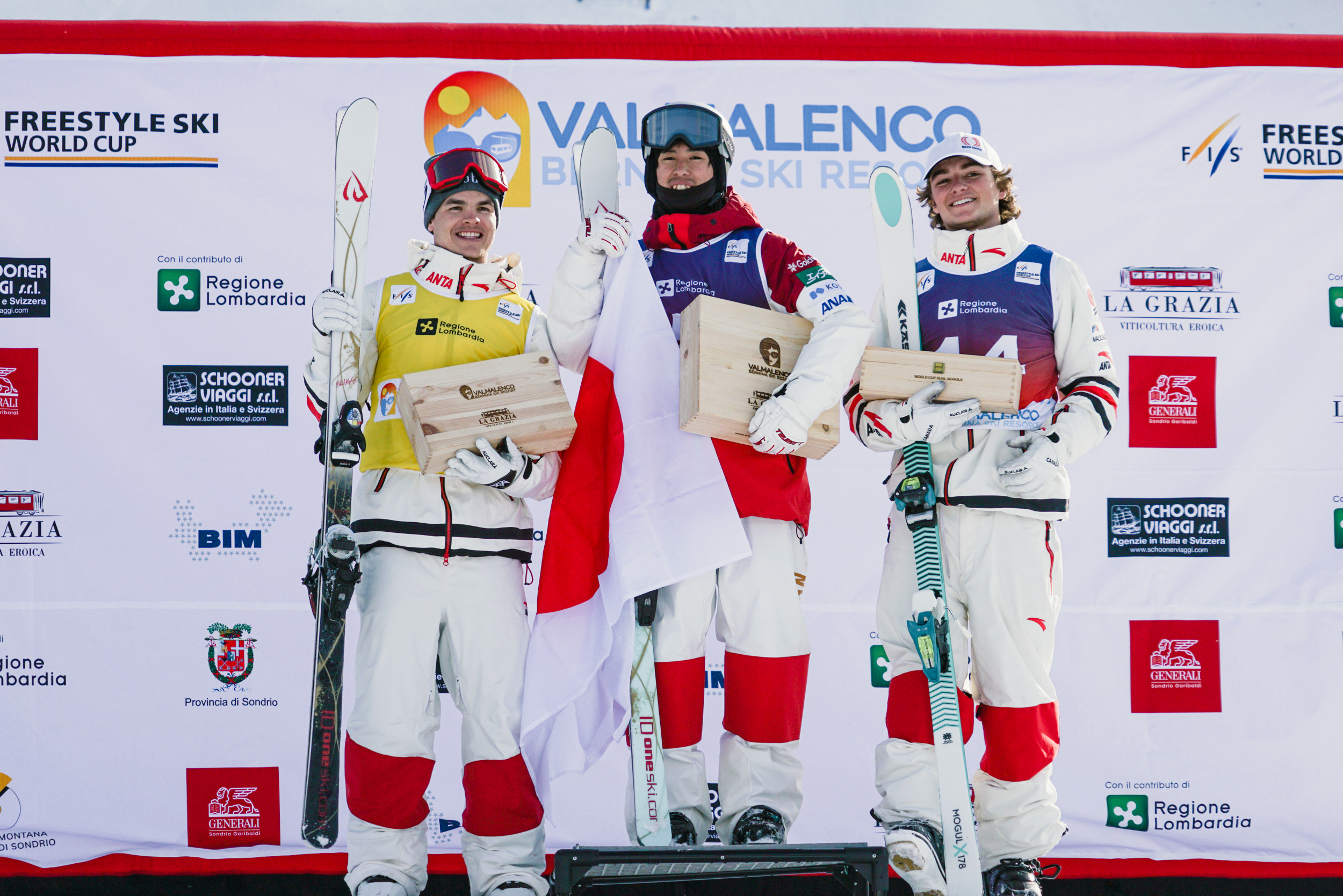 Trois skieurs souriants sur le podium.