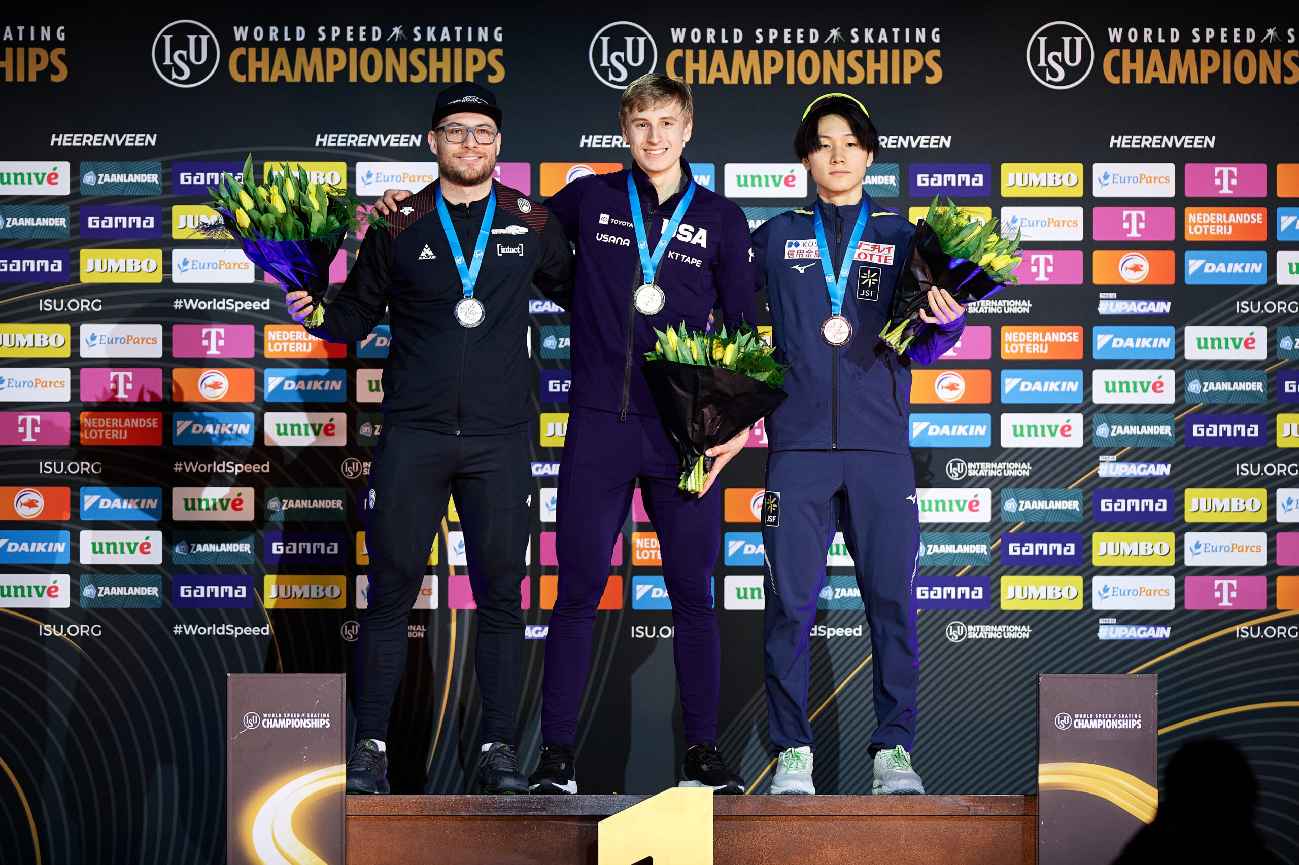 Trois patineurs sur le podium