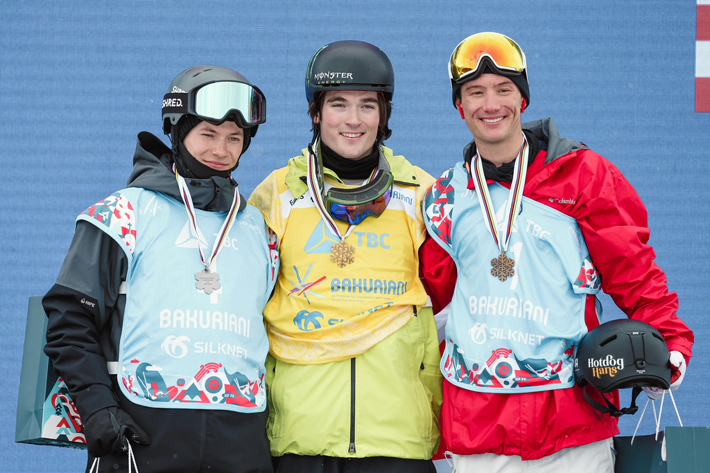 Trois skieurs souriants sur le podium.