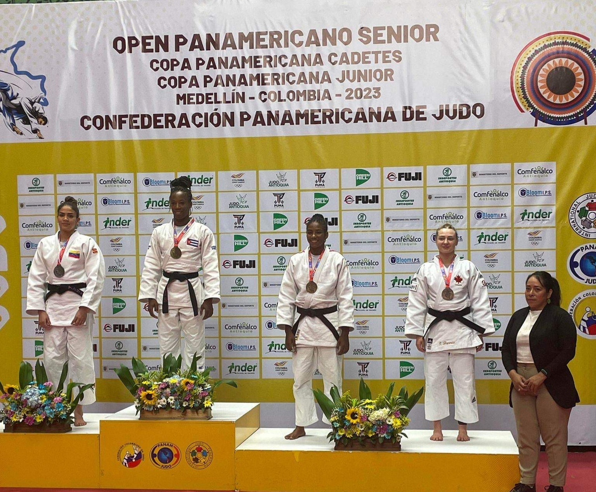 Quatre judokas féminines sur le podium.