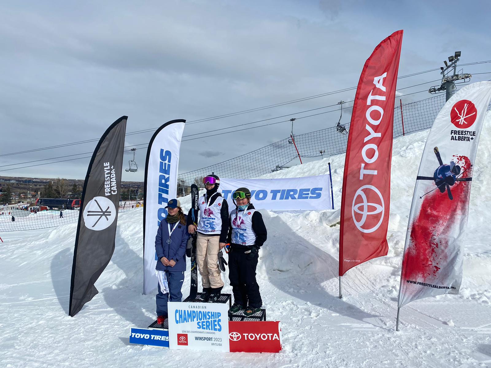 Trois skieurs sur le podium.