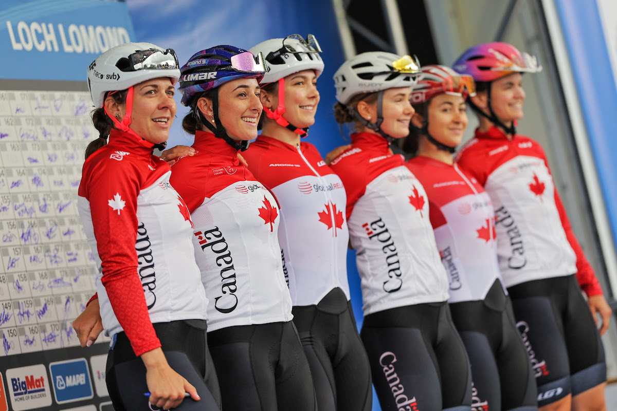 Des cyclistes canadiennes posent avant la course.