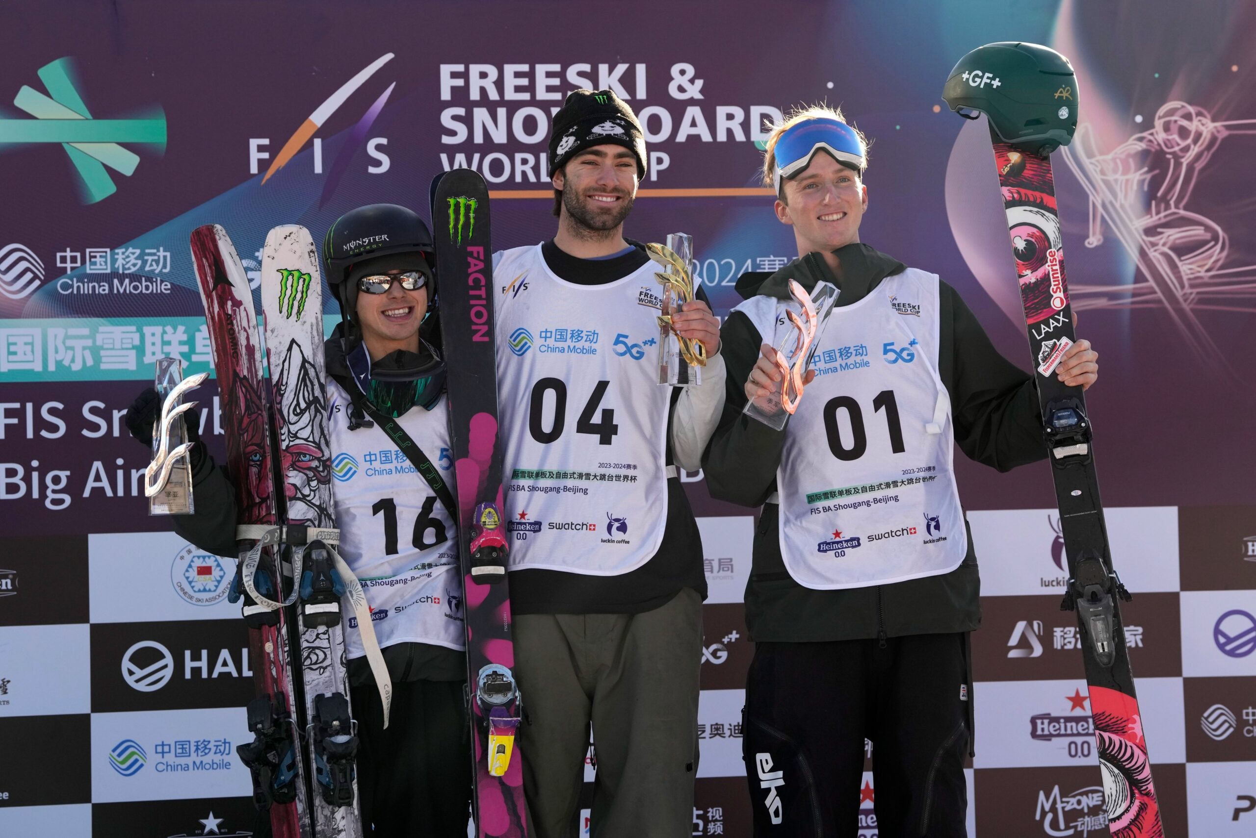 Trois skieurs sur le podium.