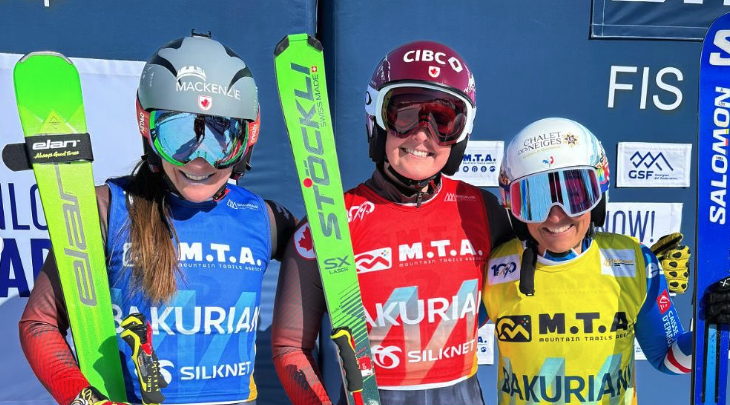Trois skieuses sur le podium.