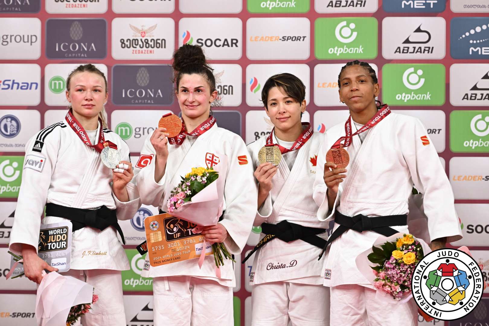 Quatre judokas féminines sur le podium.