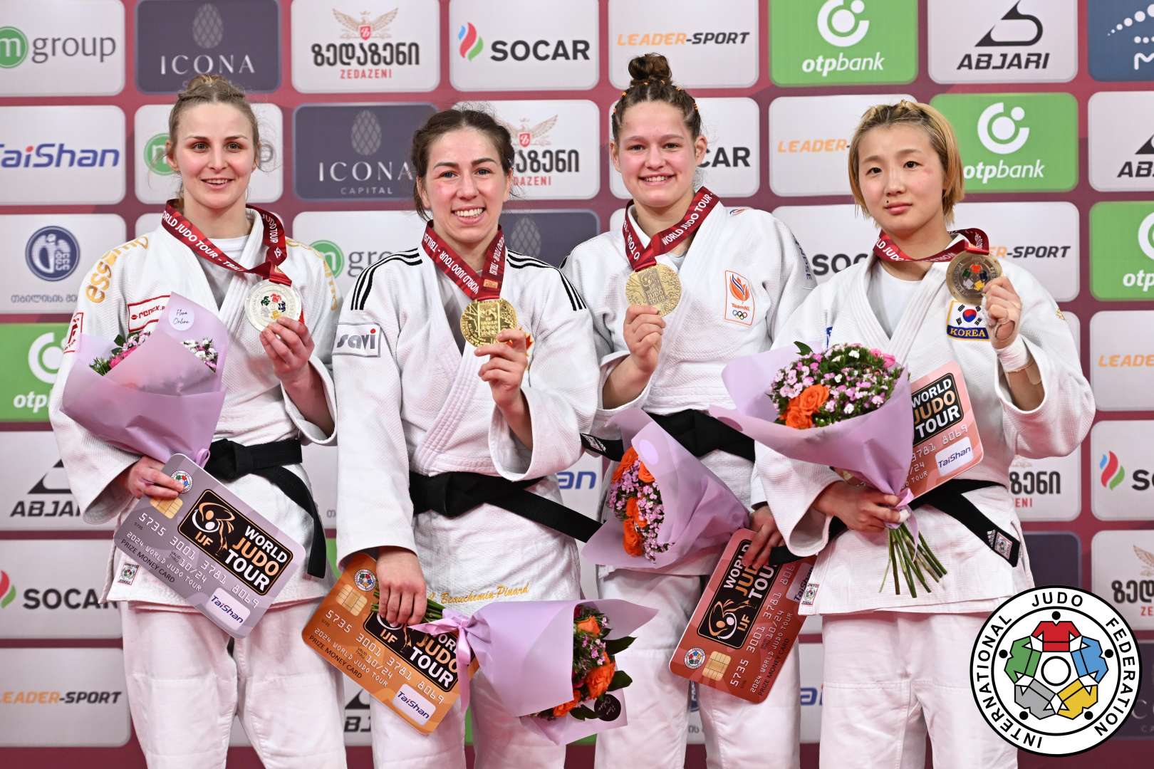 Quatre judokas sur le podium.
