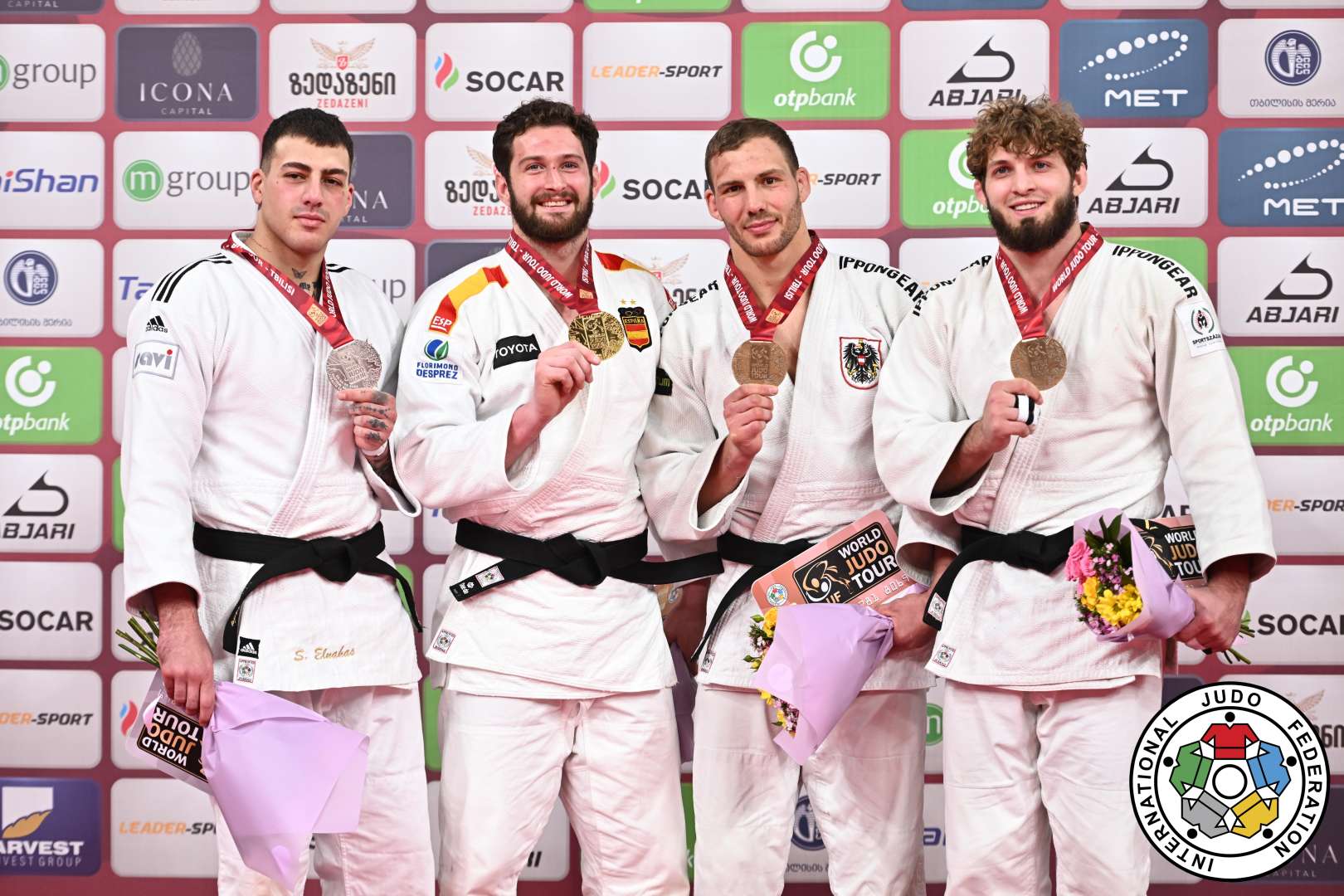 Quatre judokas sur le podium.