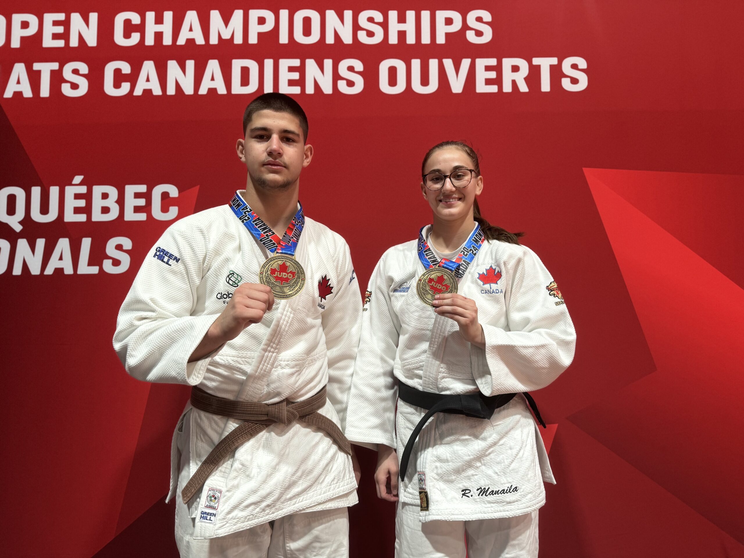 Deux judokas canadiens avec une médaille.
