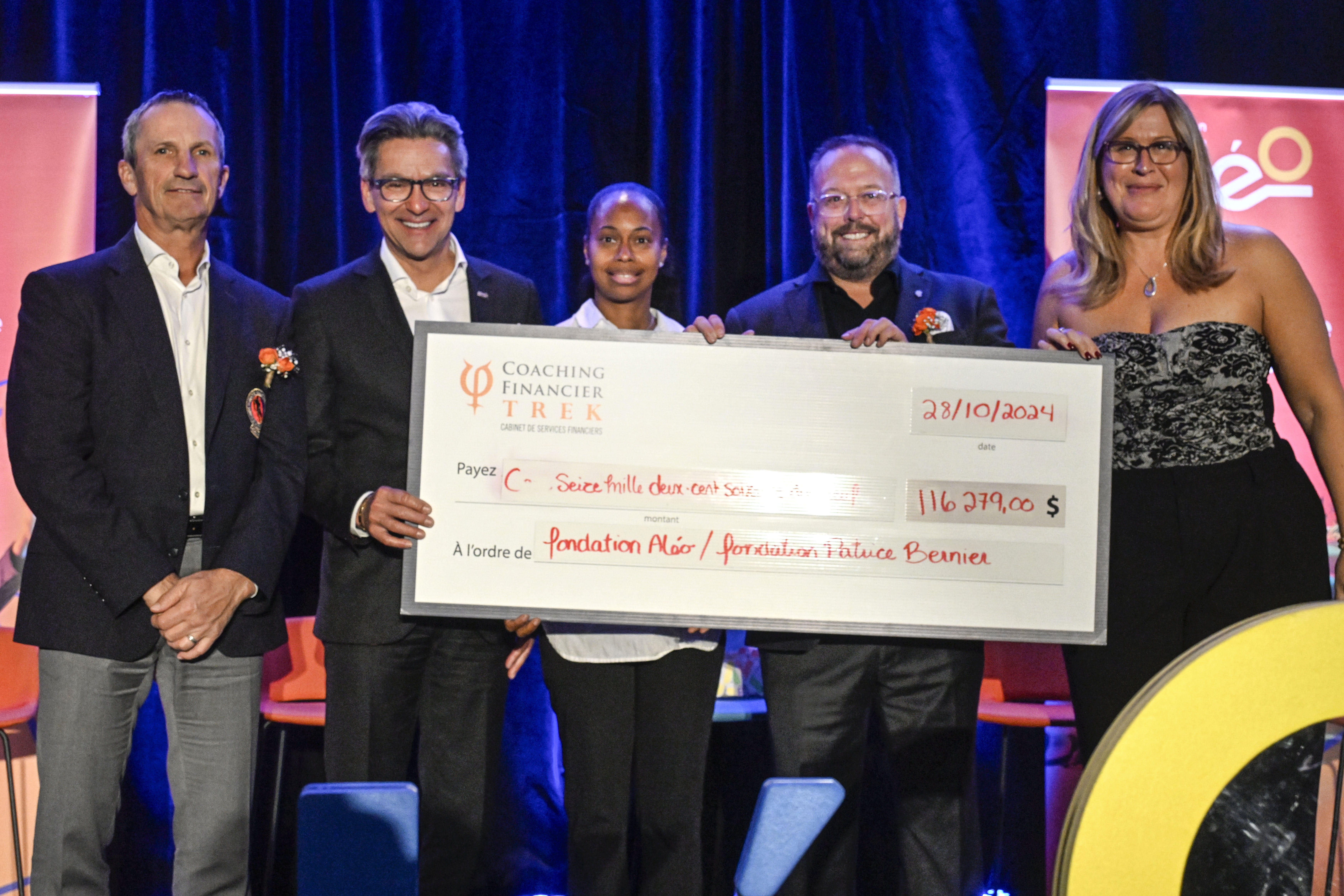 Guy Carbonneau, président d’honneur du Gala Coaching Financier Trek 2024, Éric P. Tremblay, associé et vice-président développement des affaires chez Coaching Financier Trek, Nadège Bernier, représentante de la Fondation Patrice Bernier, Marc Bérubé, président de Coaching Financier Trek, et Patricia Demers, directrice générale de la Fondation Aléo. (photo Bernard Brault)