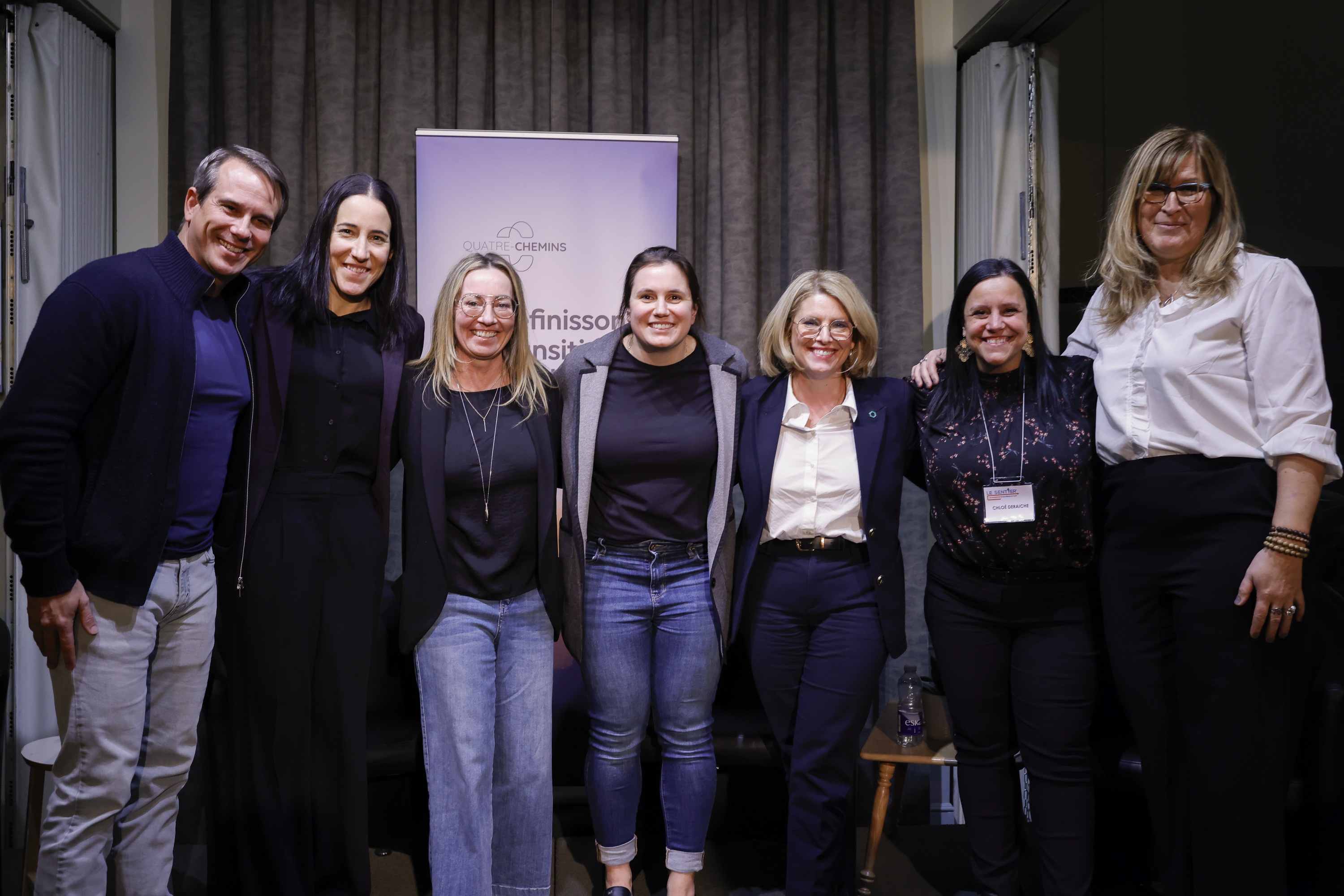 De gauche à droite, Éric Sansoucy, Caroline Ouellette, Hélène LeScelleur, Cassandra Poudrier, Isabelle Longchamps, Chloé Deraiche et Patricia Demers. (photo Julie Marcotte, Mission Photographie)