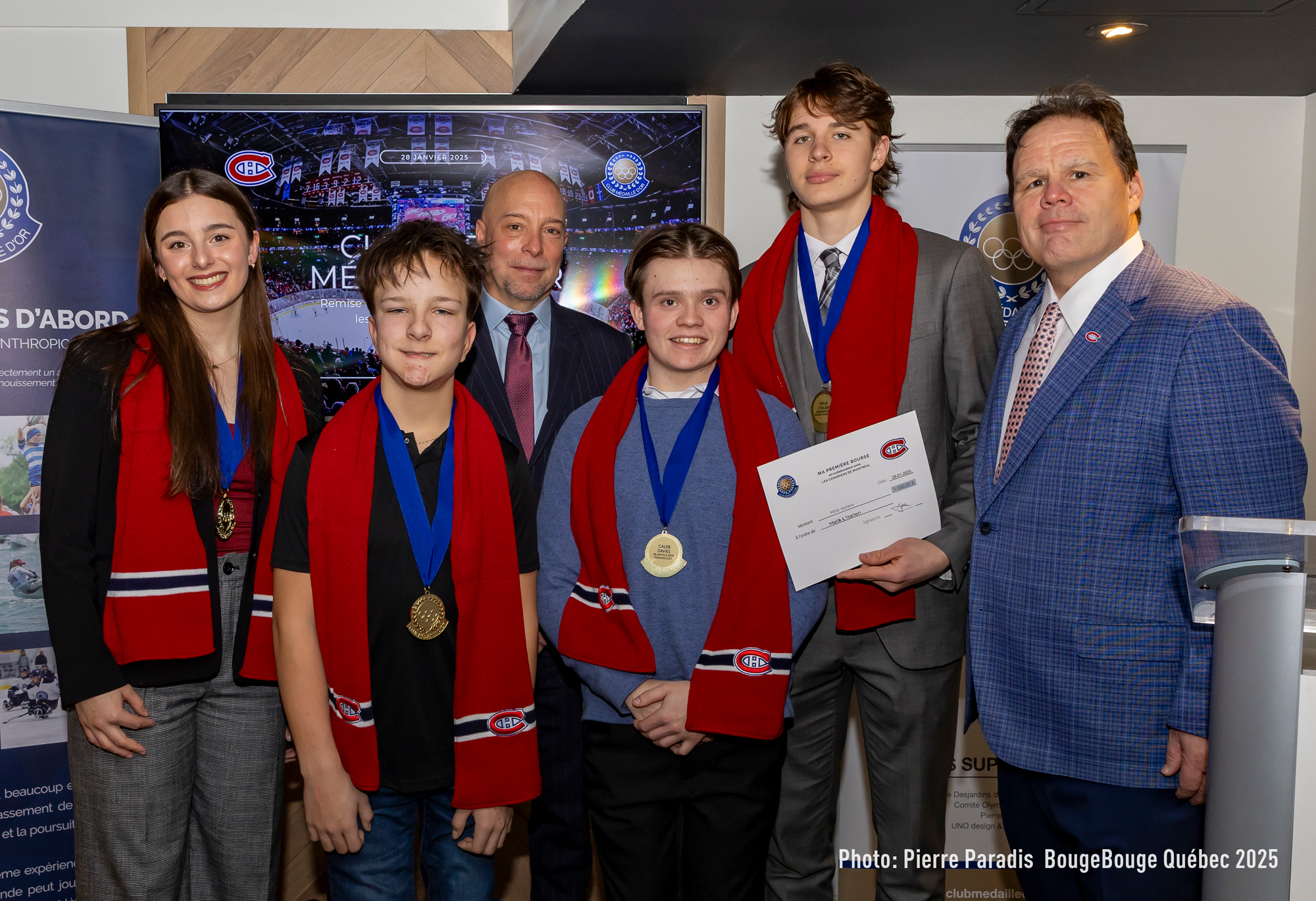 Les récipiendaires du Club de la médaille d'or en compagnie de Kent Hughes et Jeff Gorton, respectivement directeur général et vice-président exécutif des opérations hockey des Canadiens. (photo Pierre Paradis)