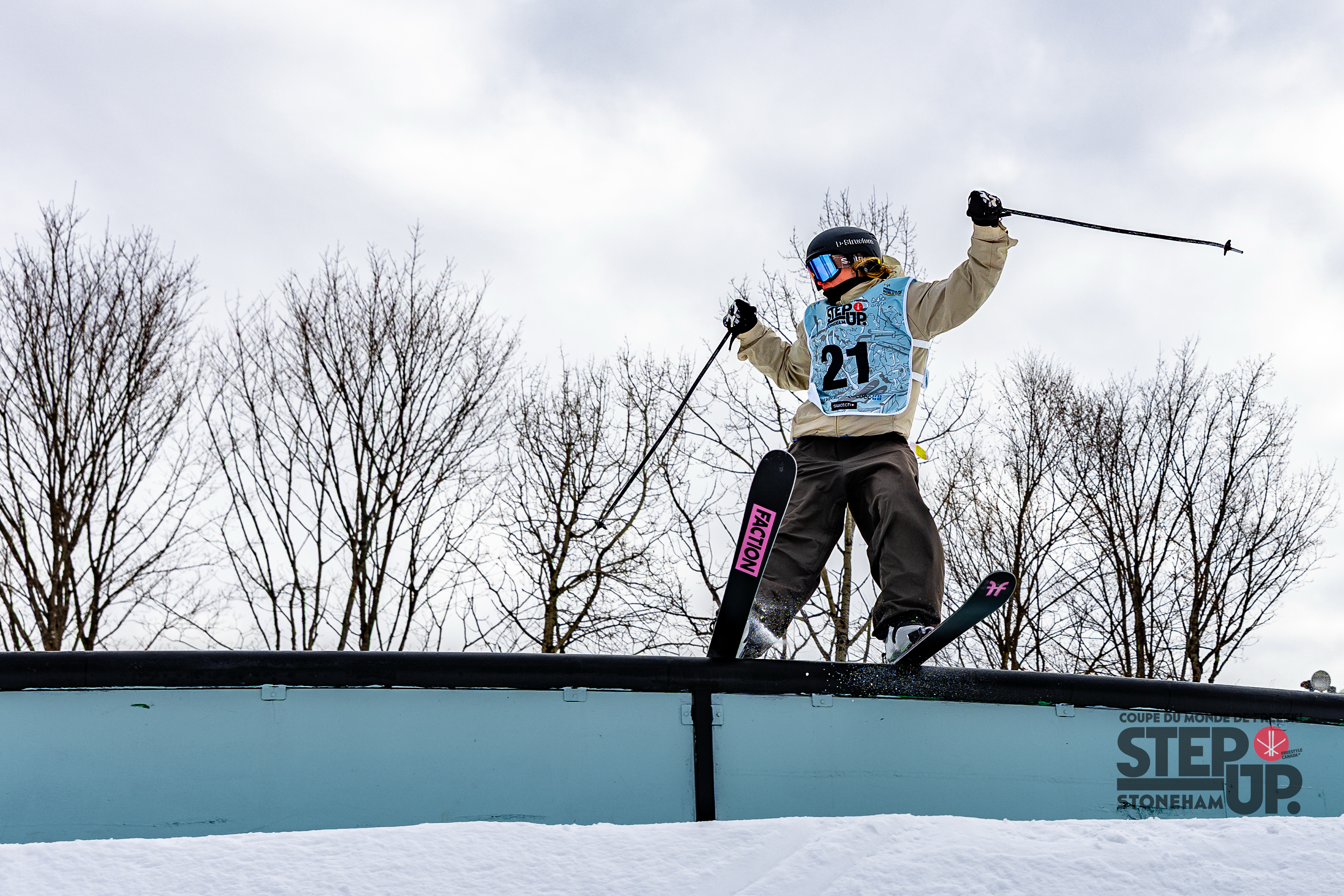Une skieuse acrobatique québécoise en action.