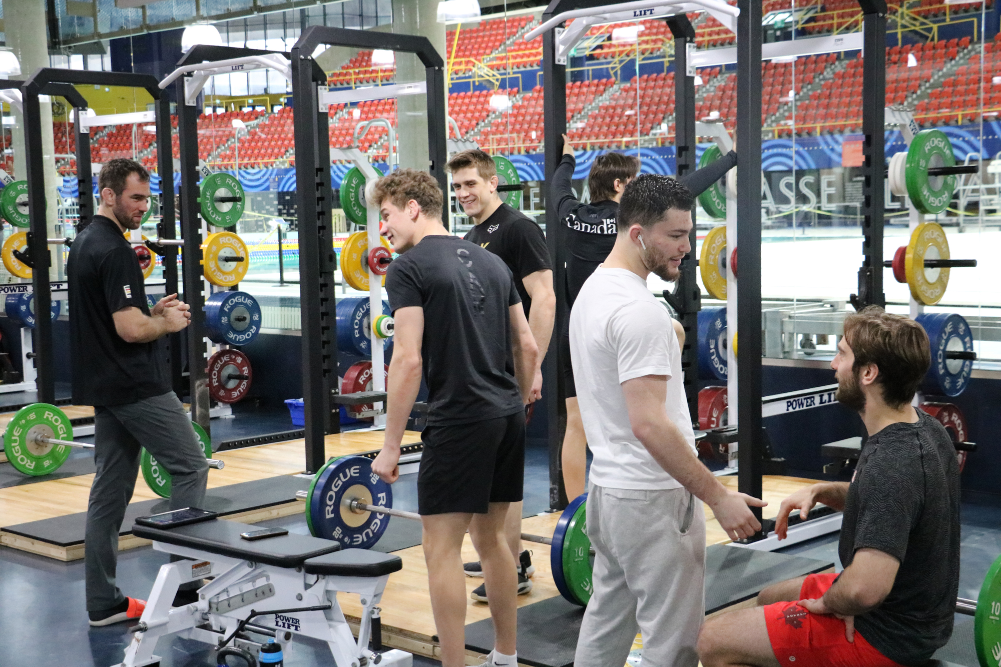 Les judokas accompagnés par leur entraîneur Antoine Valois-Fortier (à l’extrême gauche) ont été parmi les premiers à revenir « à la maison ». (photo INS Québec)