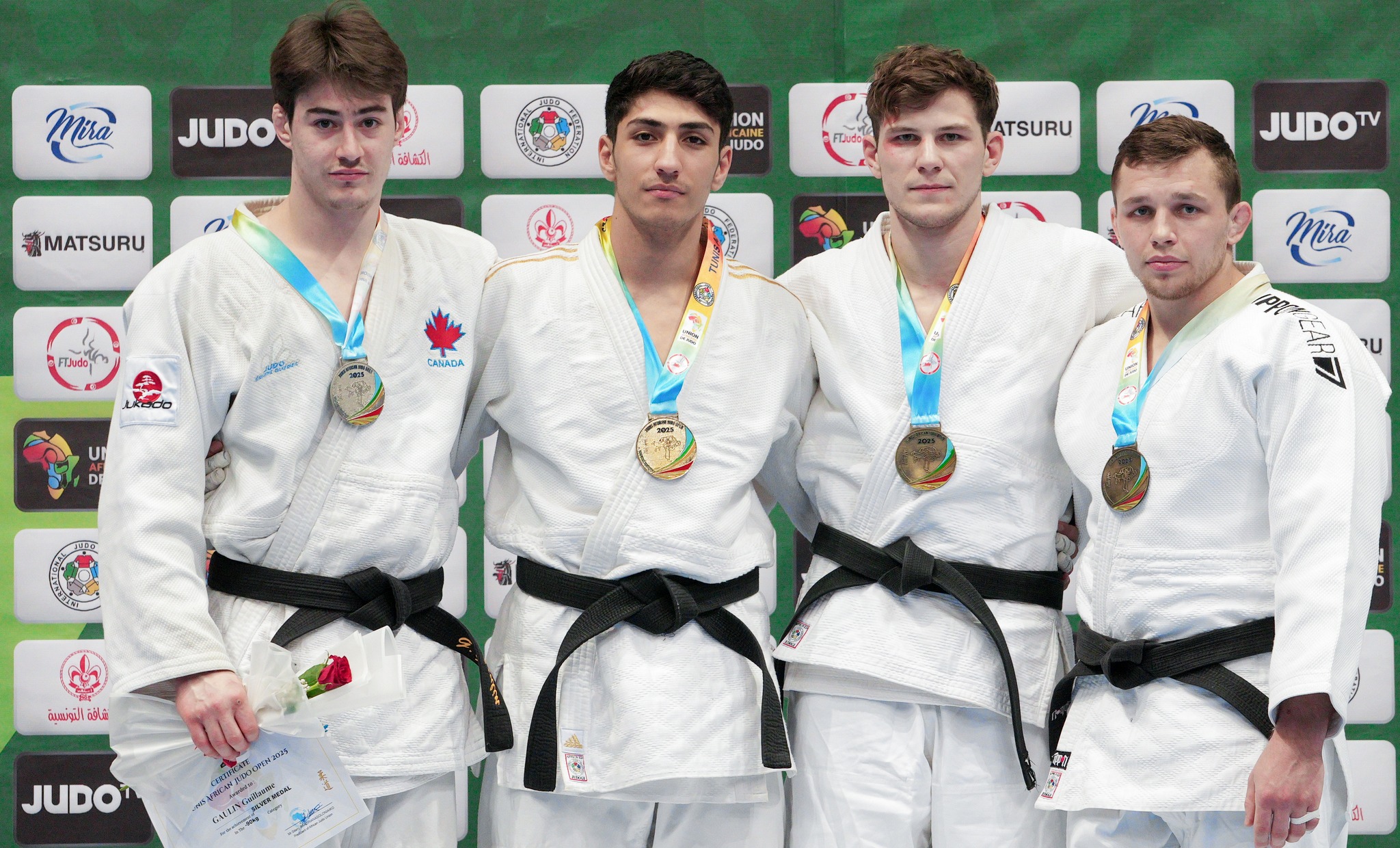 Quatre judokas sur le podium.