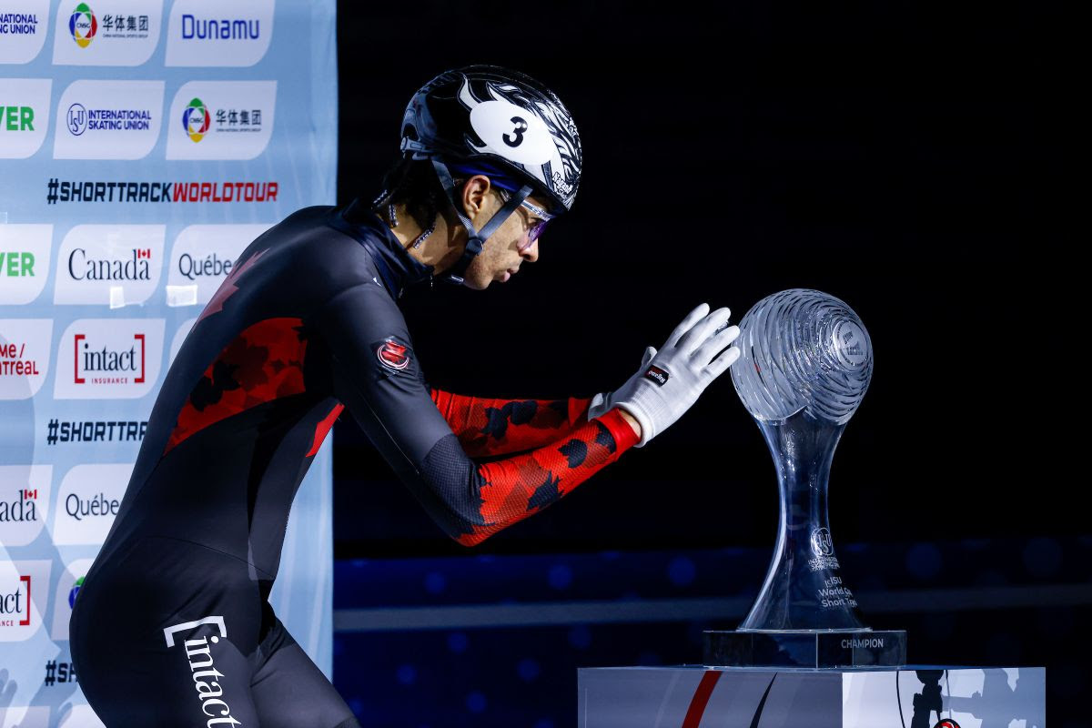 Un patineur canadien s'approchant du globe de cristal.