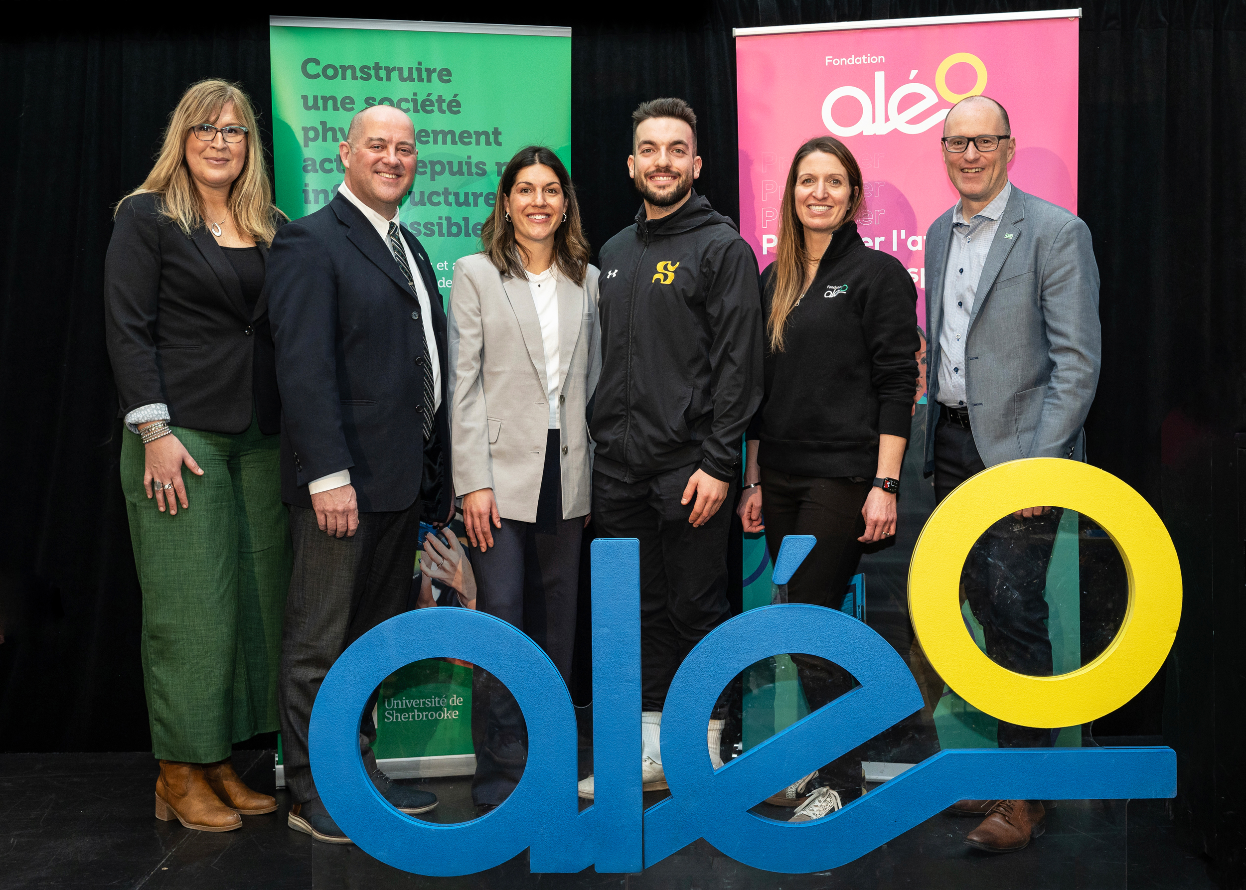 Patricia Demers, directrice générale de la Fondation Aléo, Jean-Pascal Lemelin, vice-recteur adjoint à la recherche et aux études supérieures de l’Université de Sherbrooke, Véronique Boudreault, titulaire de la Chaire de recherche Aléo, Jérémie Labonté, étudiant-athlète pour le Vert et Or de l’Université de Sherbrooke et boursier du programme Leadership McCall MacBain x Fondation Aléo, Sophie Brassard, Ph. D. en orientation spécialisée auprès des athlètes de haut niveau et responsable des services à la Fondation Aléo, et Sylvain Turcotte doyen de la Faculté des sciences de l’activité physique de l'Université de Sherbrooke.