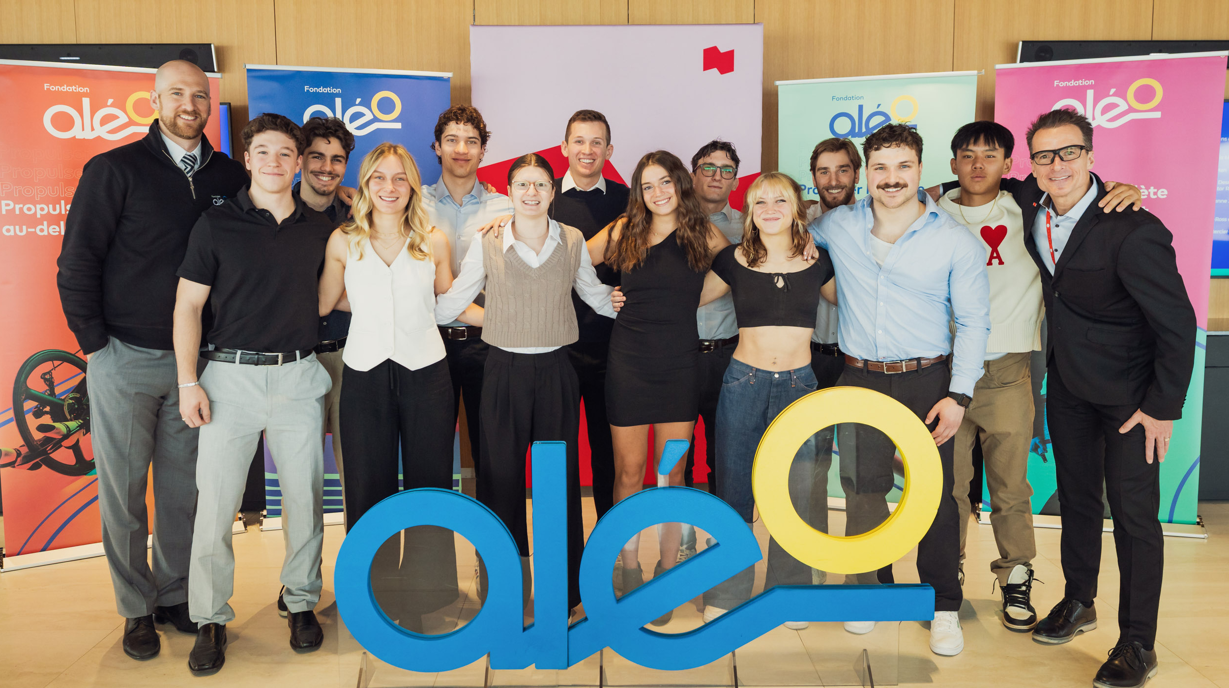 Récipiendaires du Programme de bourses Banque Nationale 2025 avec Jonathan Collin (à gauche), coordonnateur des programmes de bourses à la Fondation Aléo, et Patrick Charlebois (à droite), conseiller principal en gestion de patrimoine et gestionnaire de portefeuille à la Banque Nationale.