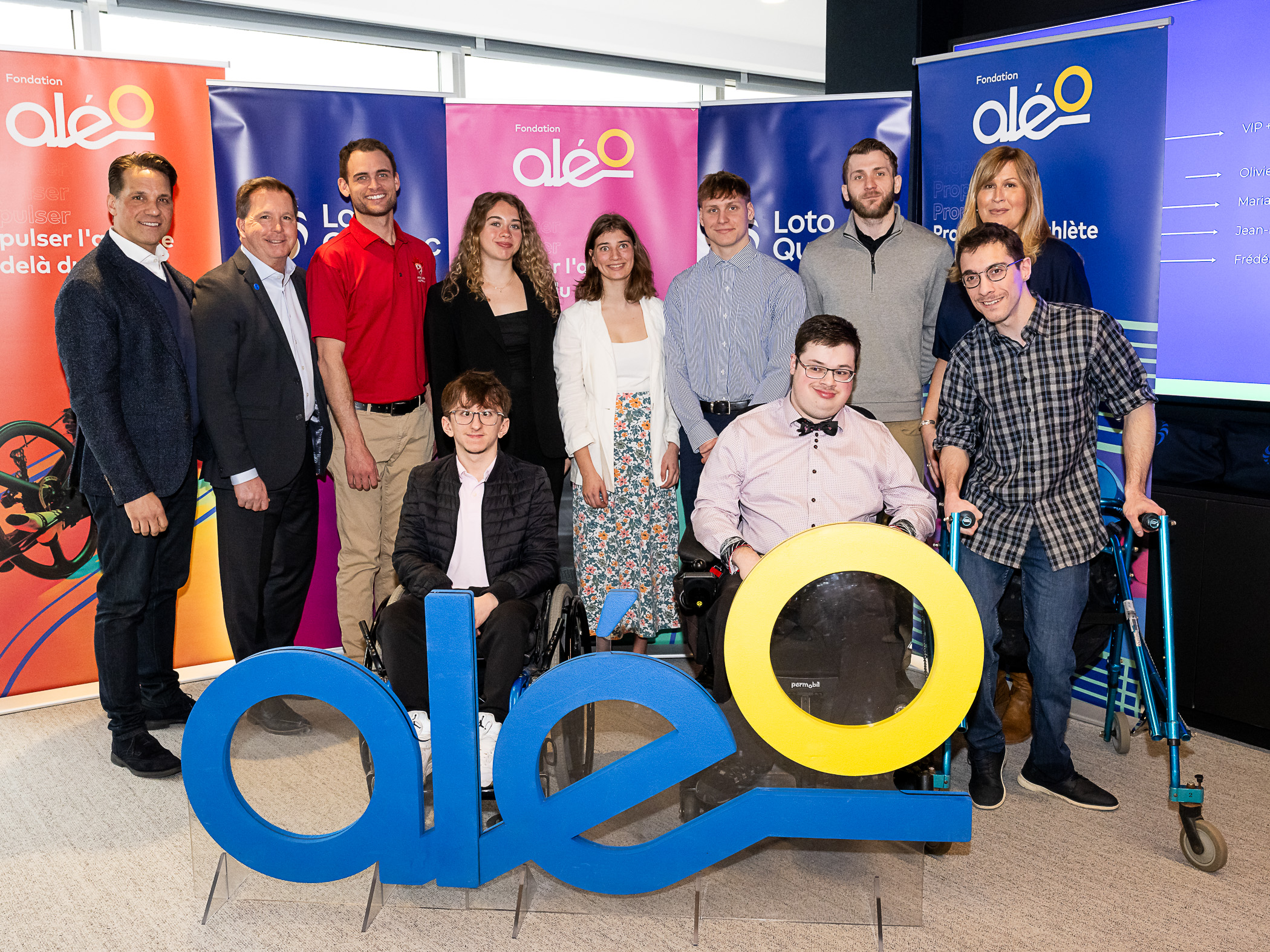 Récipiendaires du Programme de bourses Loto-Québec 2025 en compagnie de Louis Jean, animateur de la remise, Éric Meunier, directeur de l’engagement sociétal à Loto-Québec, et Patricia Demers, directrice générale de la Fondation Aléo.