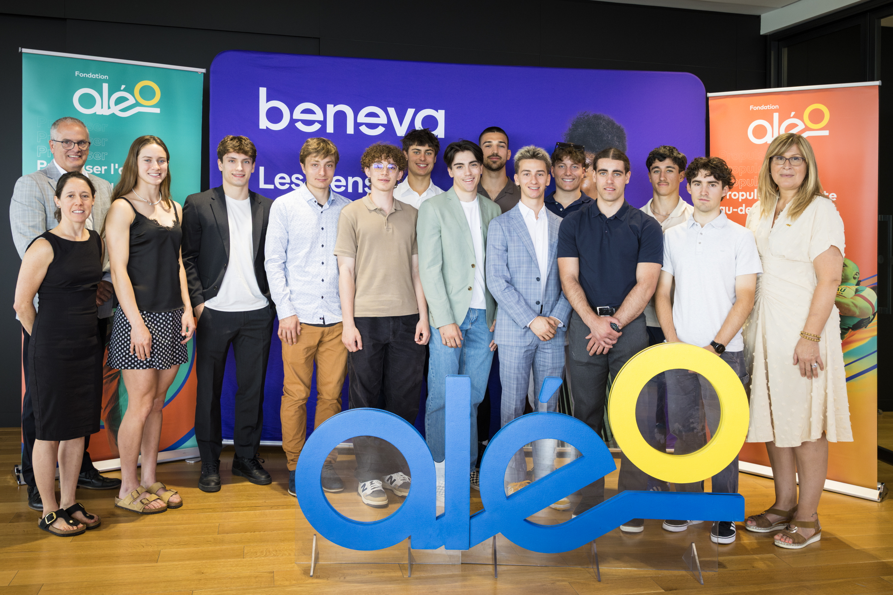 Patrick Cyr (à gauche), vice-président exécutif et leader – création de valeur chez Beneva, en compagnie des récipiendaires 2025 du Programme de bourses Beneva, ainsi que Marie-Claude Surprenant (à gauche), donatrice du programme Donnez au suivant, avec les récipiendaires Shelby Lajeunesse et Joël Thibault. Également sur la photo, Patricia Demers (à droite), directrice générale de la Fondation Aléo.