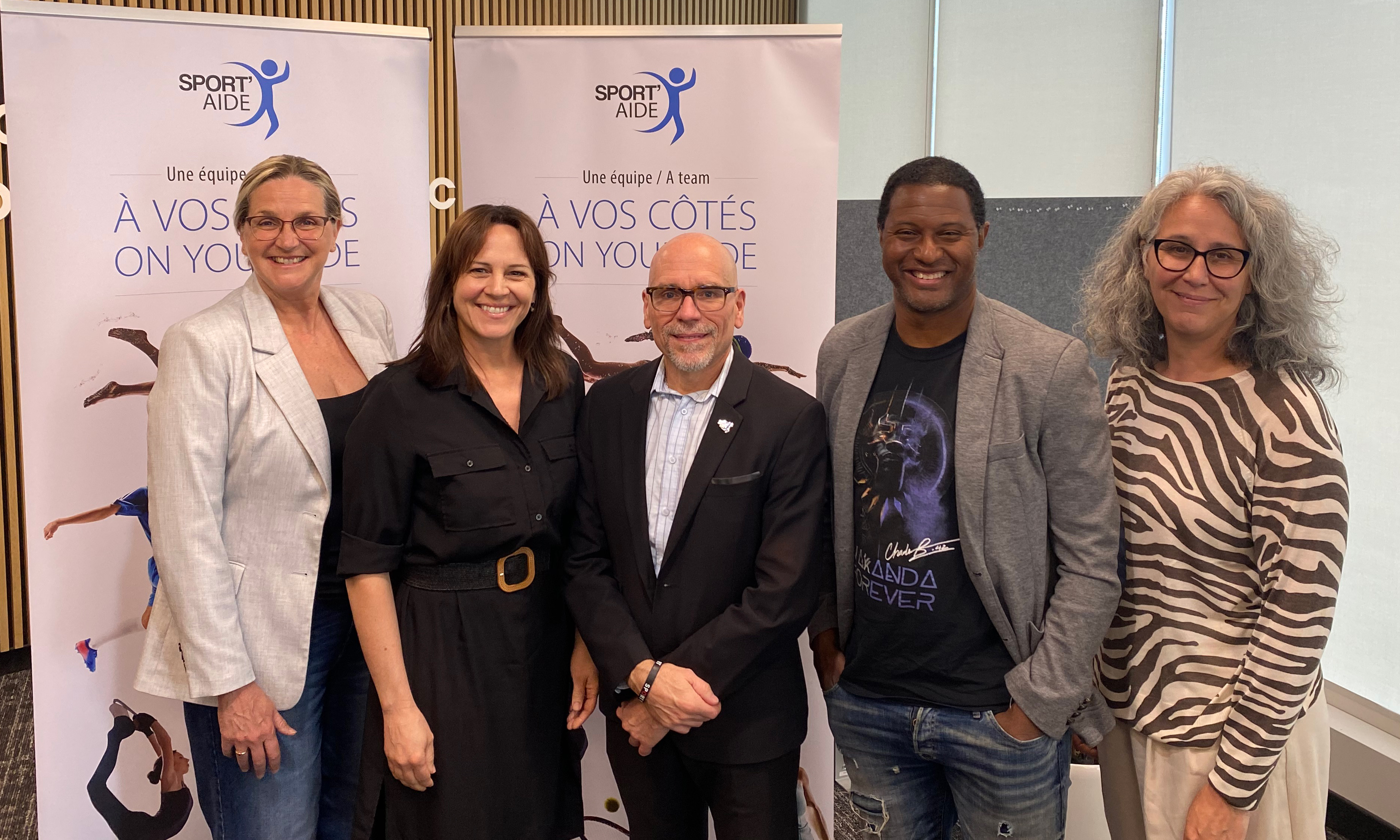 De gauche à droite, Sylvie Fréchette, olympienne en natation artistique, Isabelle Charest, ministre responsable du Sport, du Loisir et du Plein air au gouvernement du Québec, Sylvain Croteau, directeur général de Sport'Aide, Patrice Bernier, joueur de soccer international, et Geneviève Paquette, vice-présidente, engagement communautaire du Club de hockey Canadien.