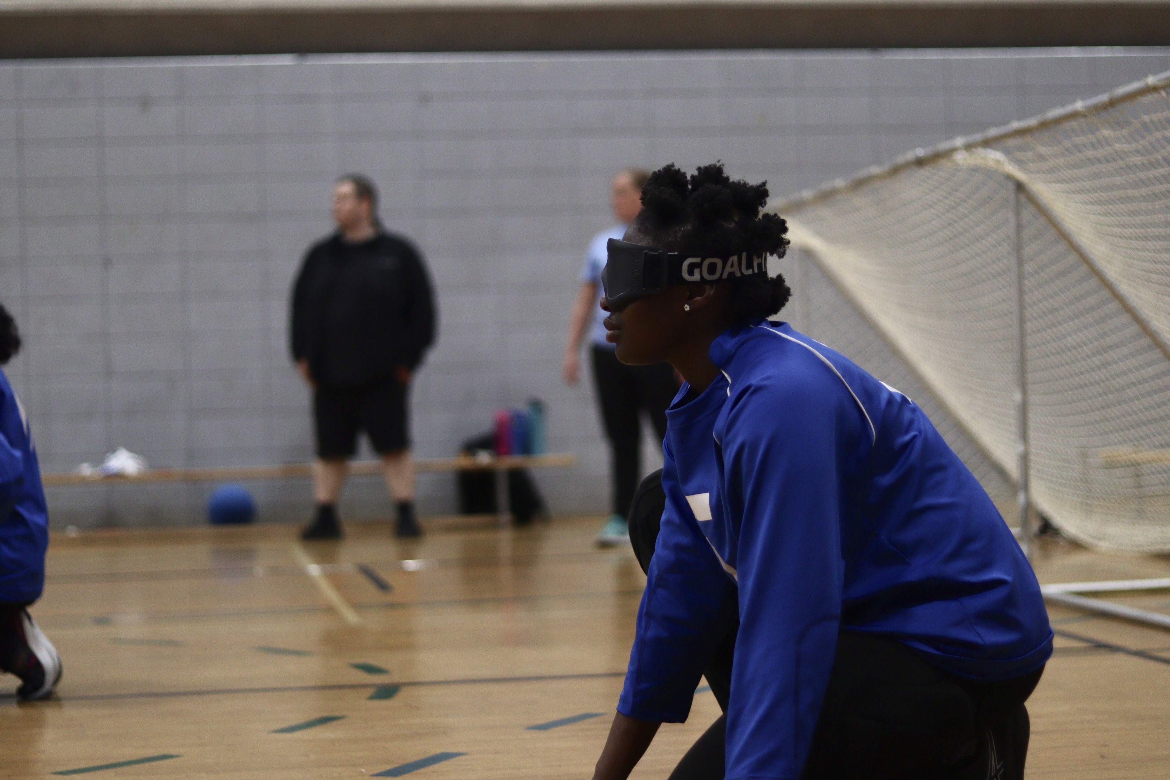 Sur cette photo, nous apercevons une joueuse de l’équipe Les Lightning en position accroupie après le lancer d’une coéquipière.