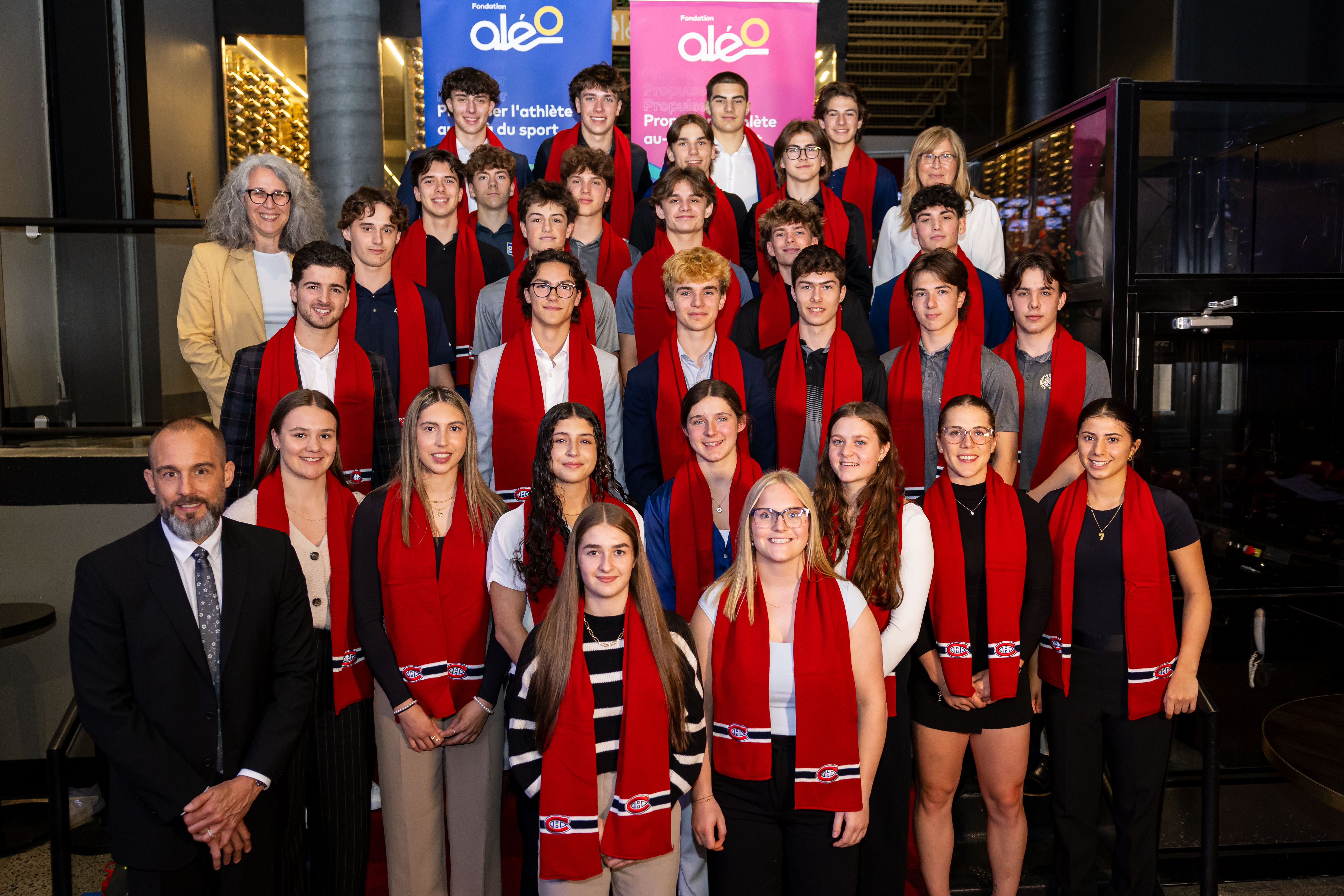 Récipiendaires du Programme de bourses des Canadiens de Montréal 2025 en compagnie de Geneviève Paquette (en haut à gauche), vice-présidente, engagement communautaire du Club de hockey Canadien, Patricia Demers (en haut à droite), directrice générale de la Fondation Aléo et Martin Lafleur (en bas à gauche), fils de Guy Lafleur.