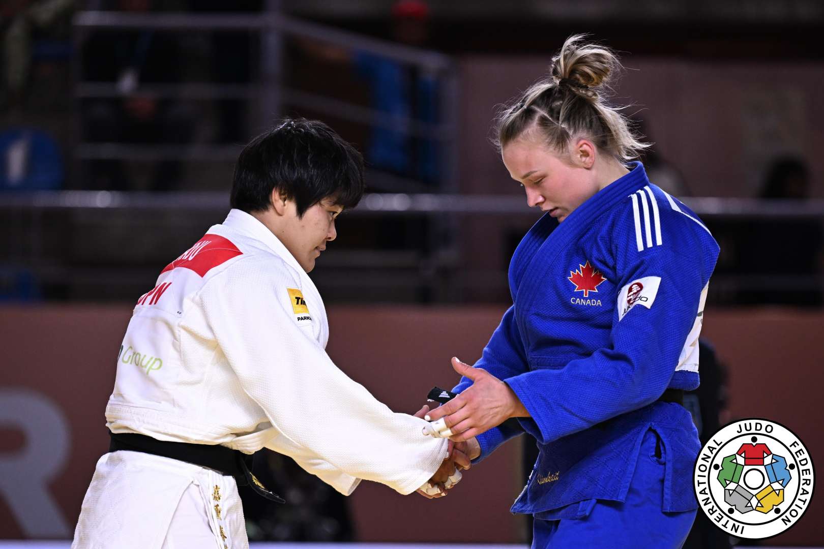 Deux judokas se saluent sur le tatami.