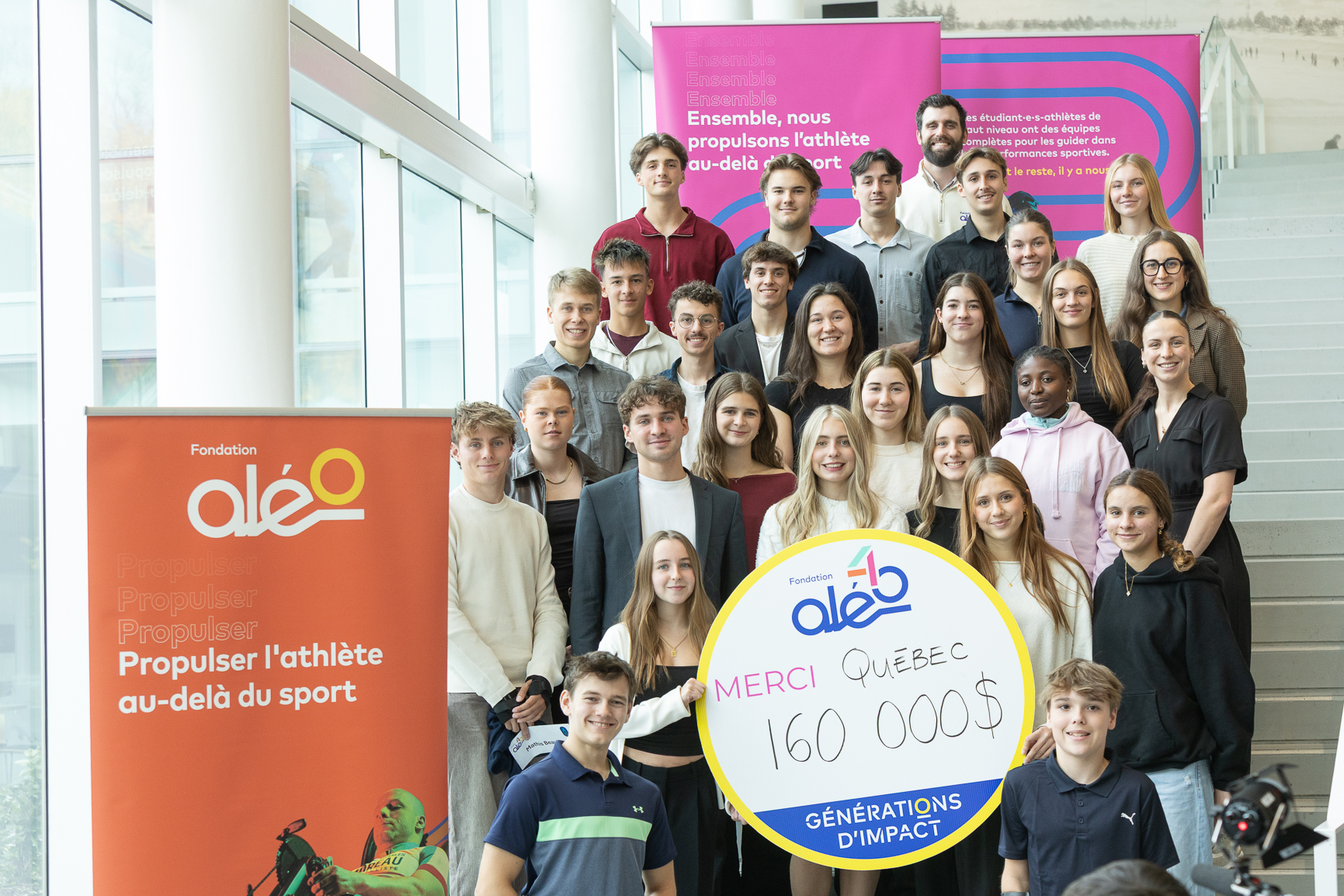 Frédéric Chagnon (en haut, au centre), nouveau coordonnateur des programmes de bourses à la Fondation Aléo, en compagnie des récipiendaires du diner festif À table pour les athlètes de mars dernier et de trois étudiant·e·s-athlètes soutenu·e·s par des donateur·trice·s du programme Donnez au suivant. (photo Tjerk Bartlema)