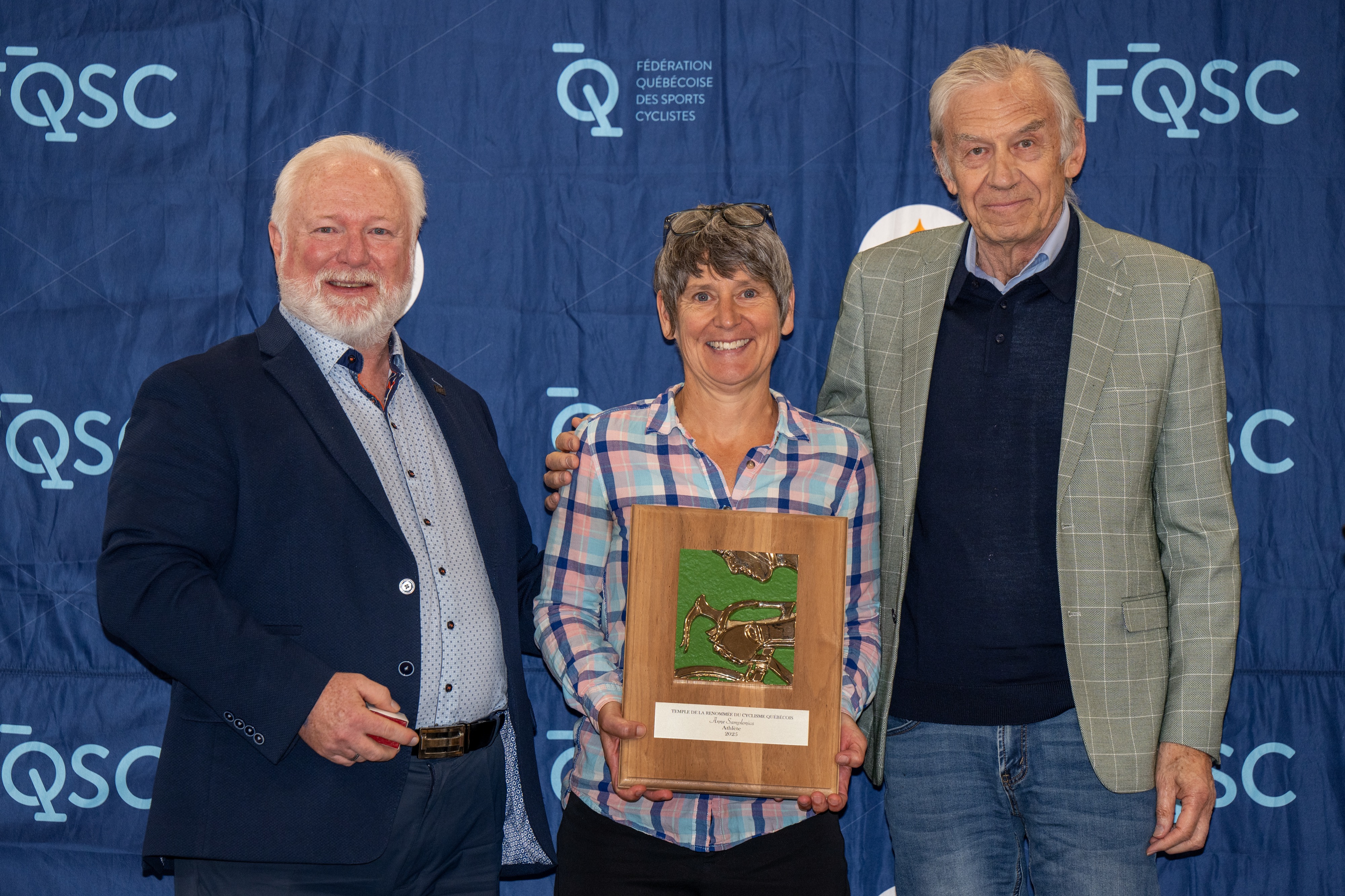 Intronisation d’Anne Samplonius (athlète), aux côtés de François Levesque et Pierre Hutsebaut.