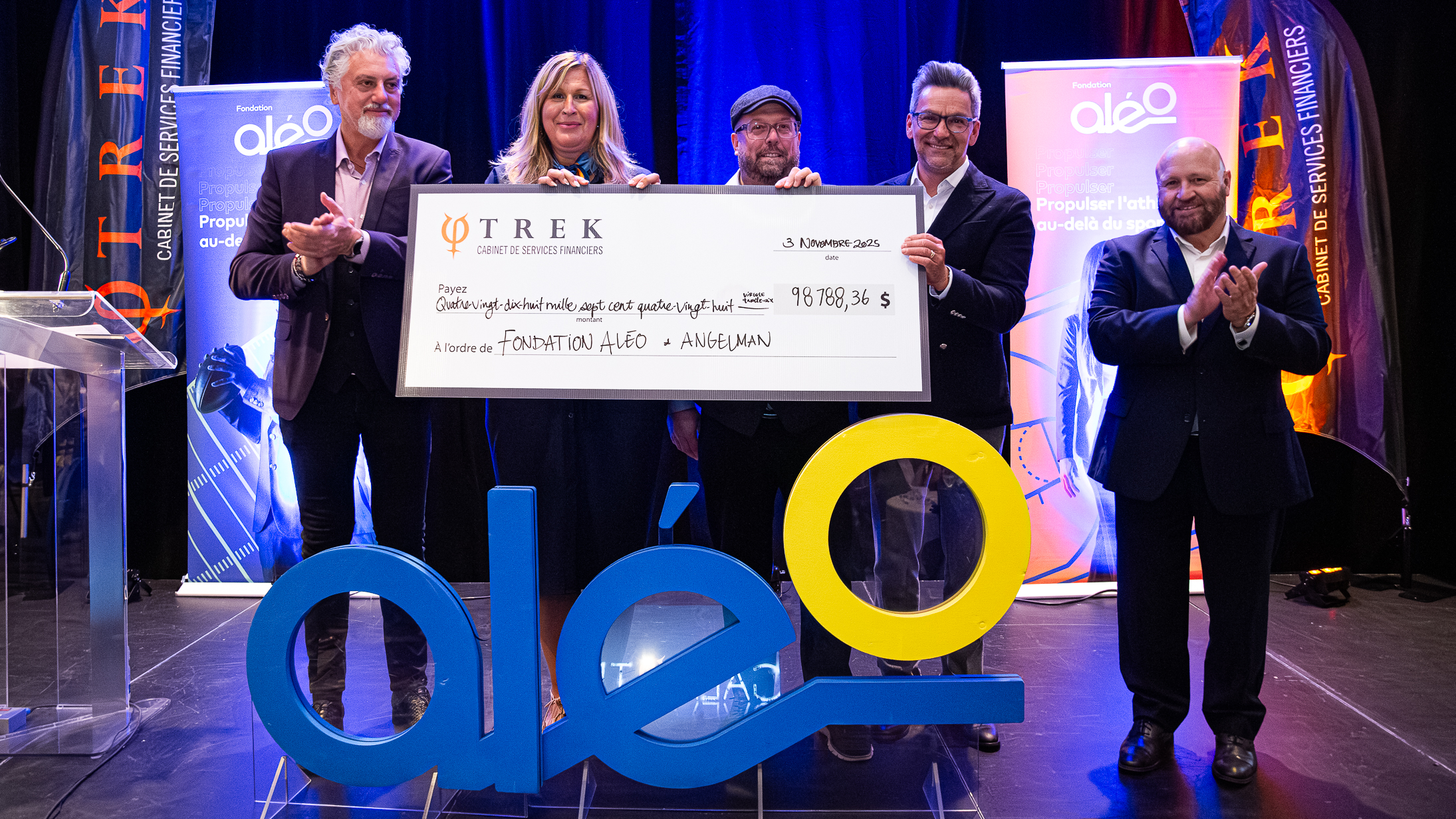 Paolo Di Vito, président de la Fondation Angelman, Patricia Demers, directrice générale de la Fondation Aléo, Marc Bérubé, président de Trek, Cabinet de services financiers, Éric P. Tremblay, associé et vice-président développement des affaires de Trek, Cabinet de services financiers, et Sylvain Guimond, président d'honneur du Gala TREK. (photo Nathan Brunet)