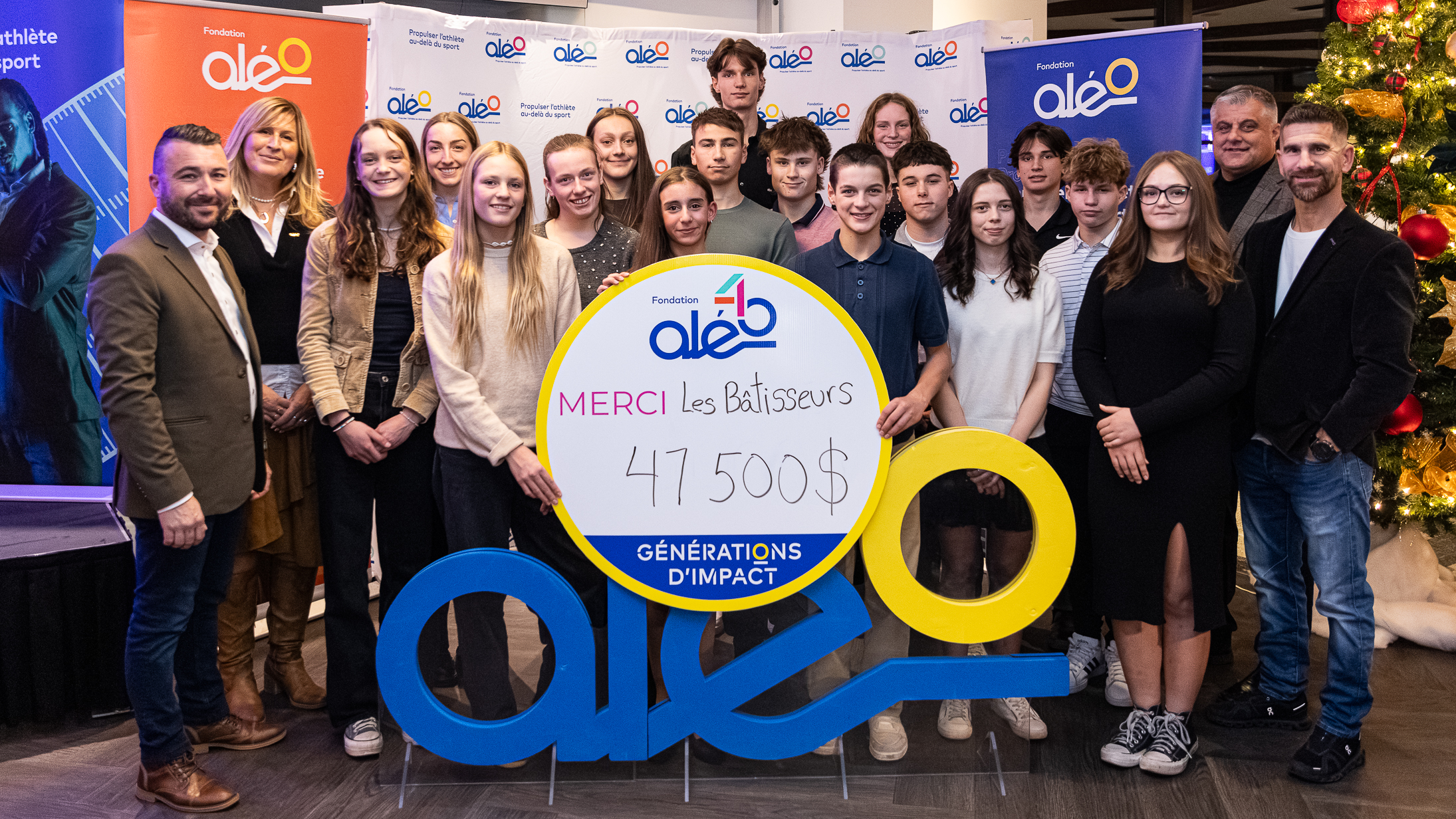 Récipiendaires de la première édition du programme de bourses régionales Laurentides-Lanaudière en compagnie de Jean-Sébastien Vadeboncoeur, co-fondateur du regroupement Les Bâtisseurs et président du Groupe Immodev, Patricia Demers, directrice générale de la Fondation Aléo, Jacques Leblanc, administrateur au conseil d'administration de la Fondation Aléo et Eric Malouin, co-fondateur du regroupement Les Bâtisseurs et président de Toitures PME. (photo Nathan Brunet)