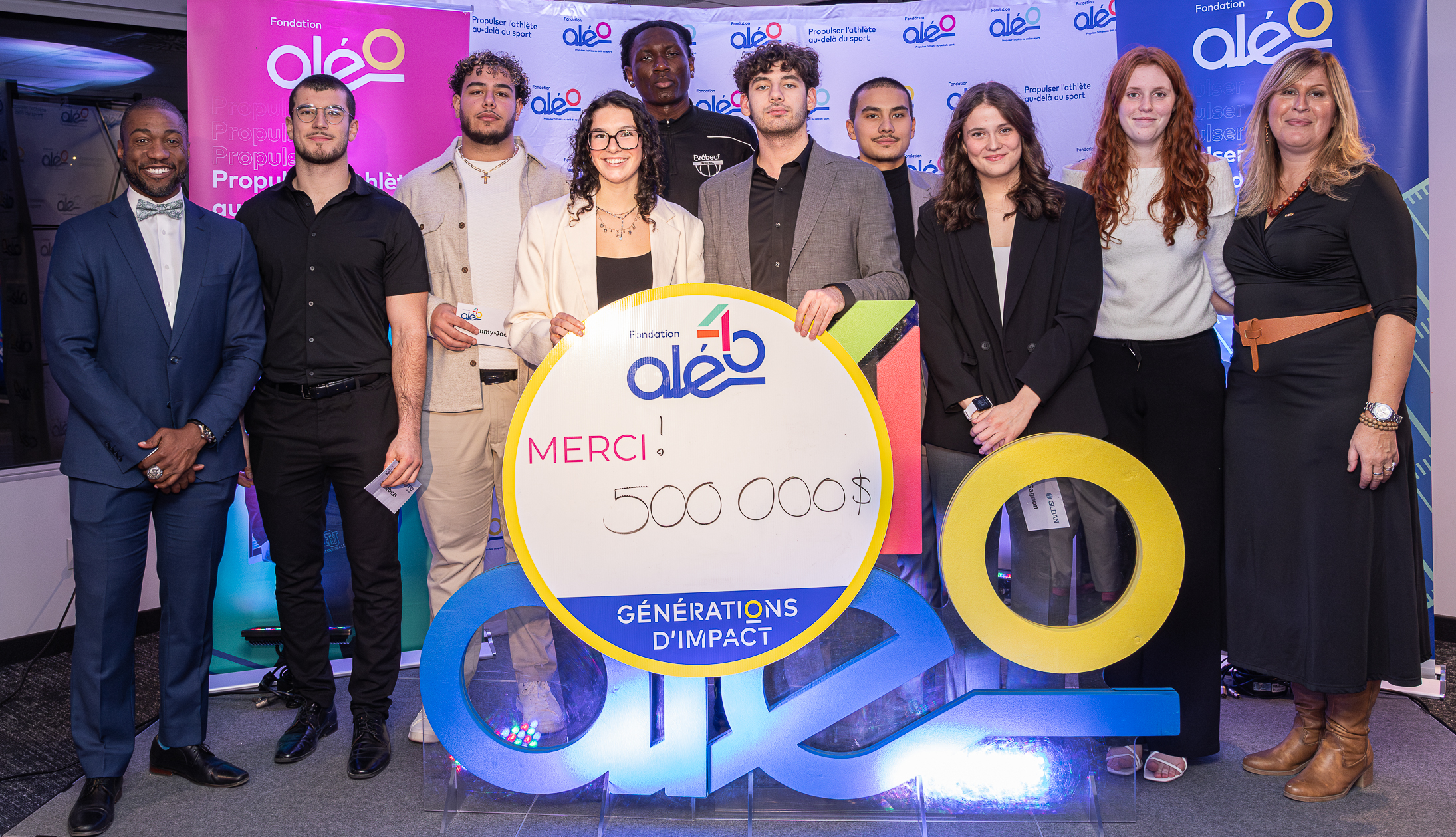 Quelques-uns des récipiendaires 2025-2026 de bourses collégiales et universitaires en compagnie de Danny Desriveaux, ancien joueur professionnel de football, conseiller financier et donateur du programme Donnez au suivant, et Patricia Demers, directrice générale de la Fondation Aléo. (photo Nathan Brunet)