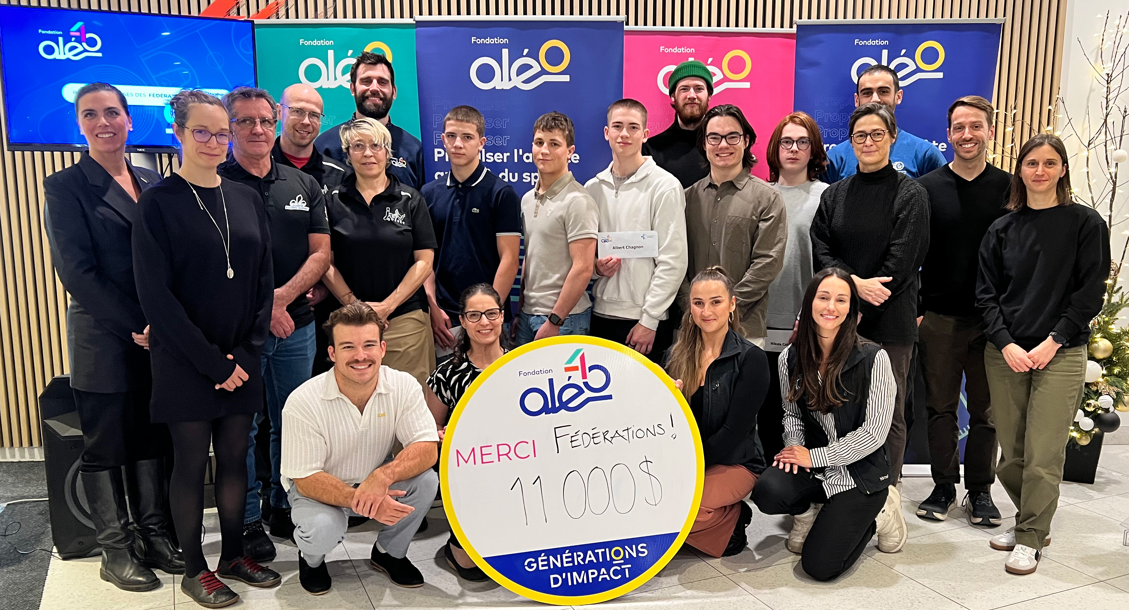 Récipiendaires de la remise spéciale de bourses de fédérations sportives et de la Fondation Aléo dans le cadre du Marathon Beneva de Montréal en compagnie des donatrices et des donateurs des fédérations ainsi que de Marie-Eve Desrochers, directrice du développement philanthropique de la Fondation, et de Frédéric Chagnon, coordonnateur des programmes de bourses d'Aléo.