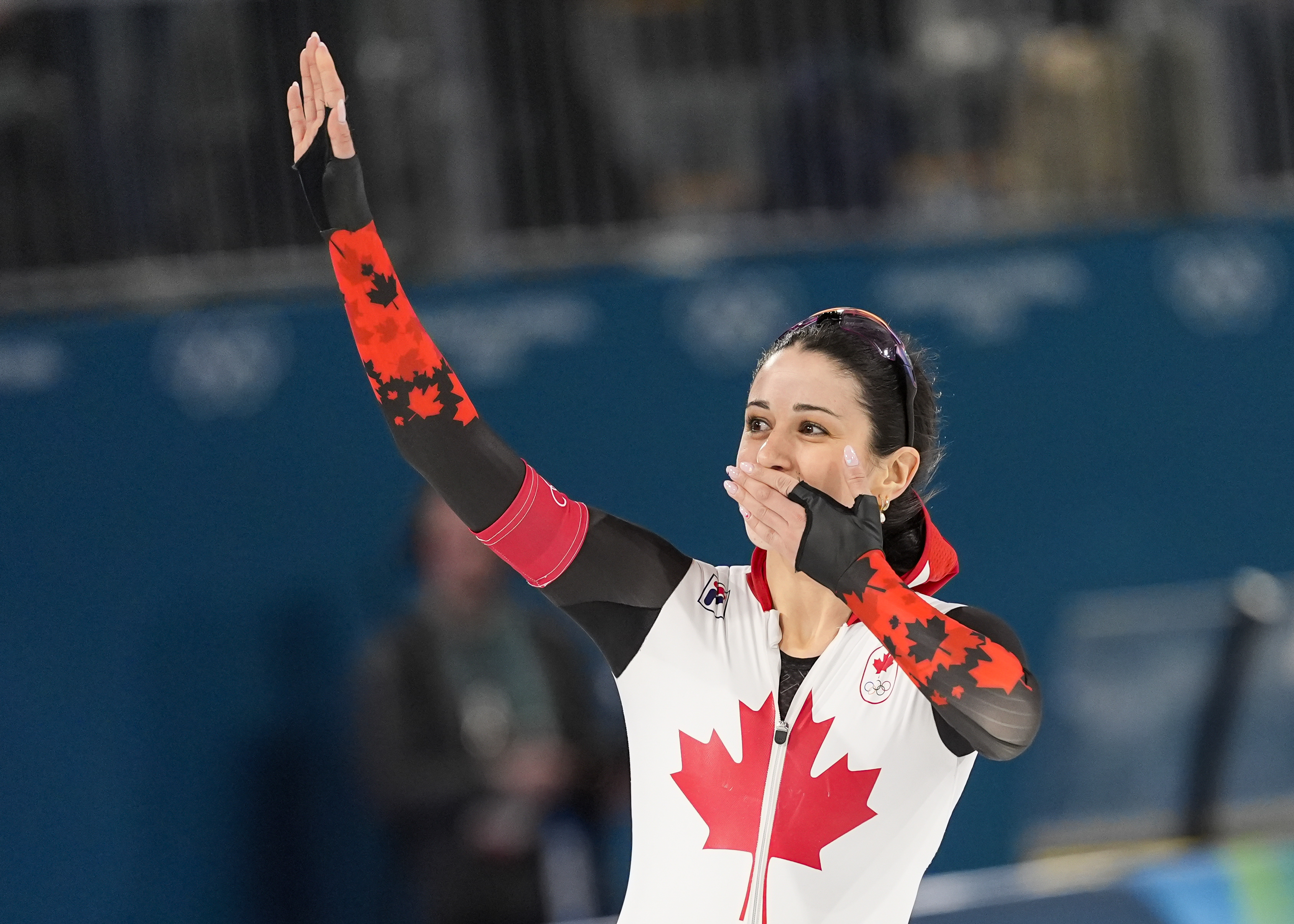 Une patineuse canadienne salue la foule.