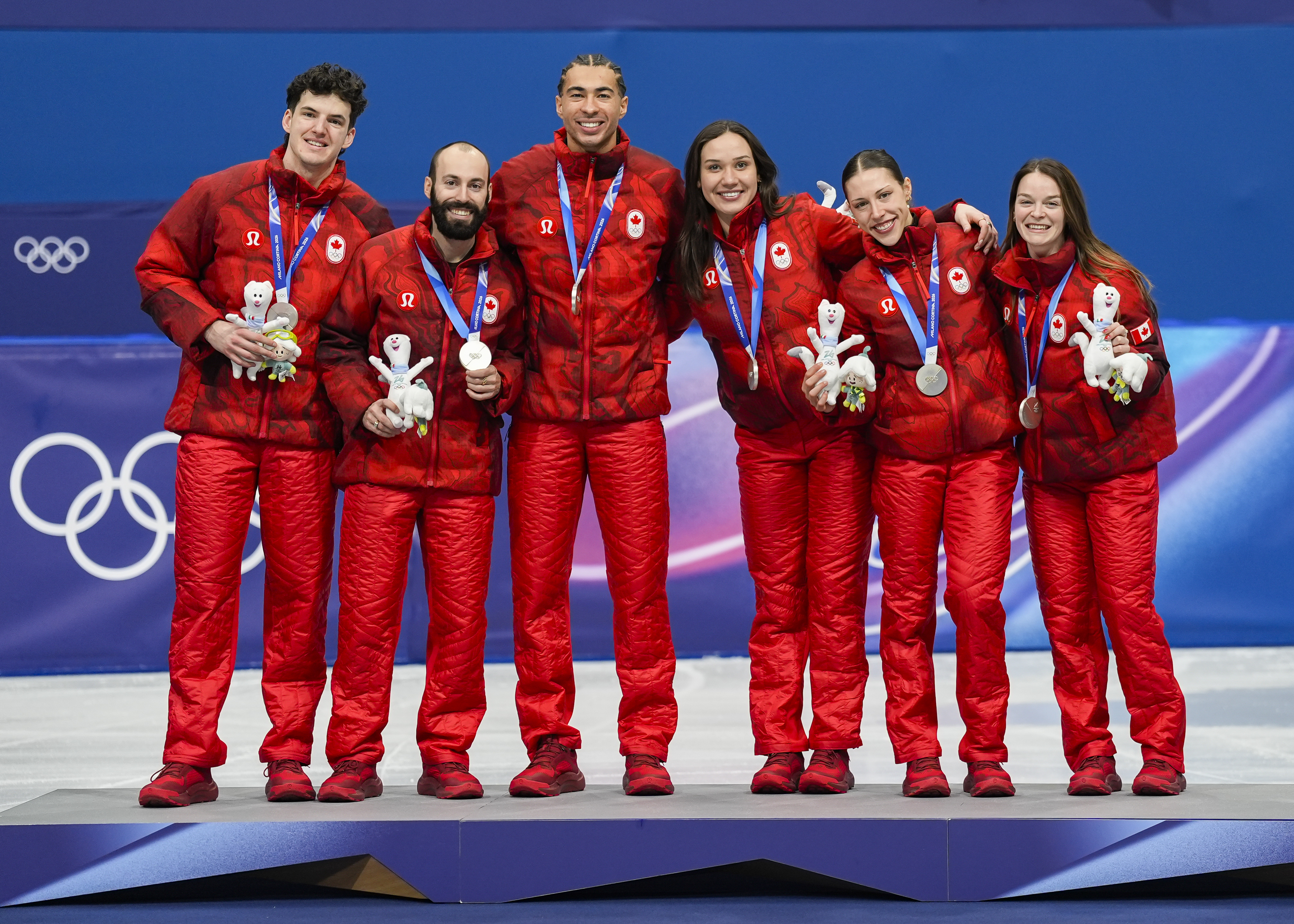 Les patineurs canadiens sur le podium.