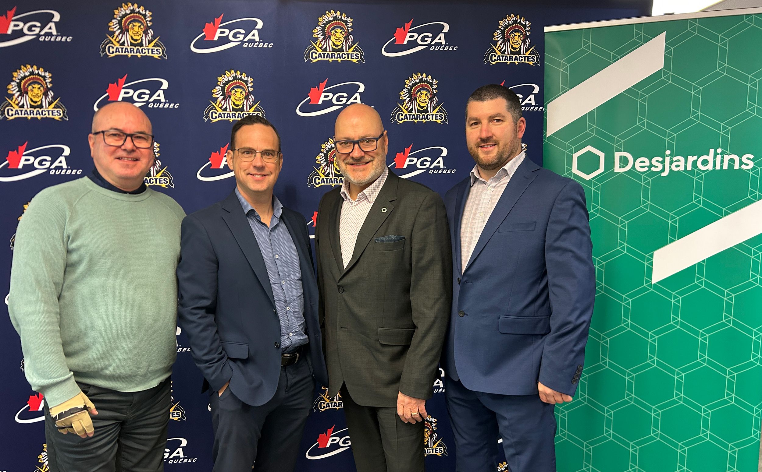 Guy Lefebvre, directeur des opérations au Club de golf Grand-Mère, Steve Turcotte, directeur général exécutif des Cataractes, Éric Fortier, directeur général de la Caisse Desjardins du Centre-de-la-Mauricie, et Éric Couture, directeur général de la PGA du Québec.