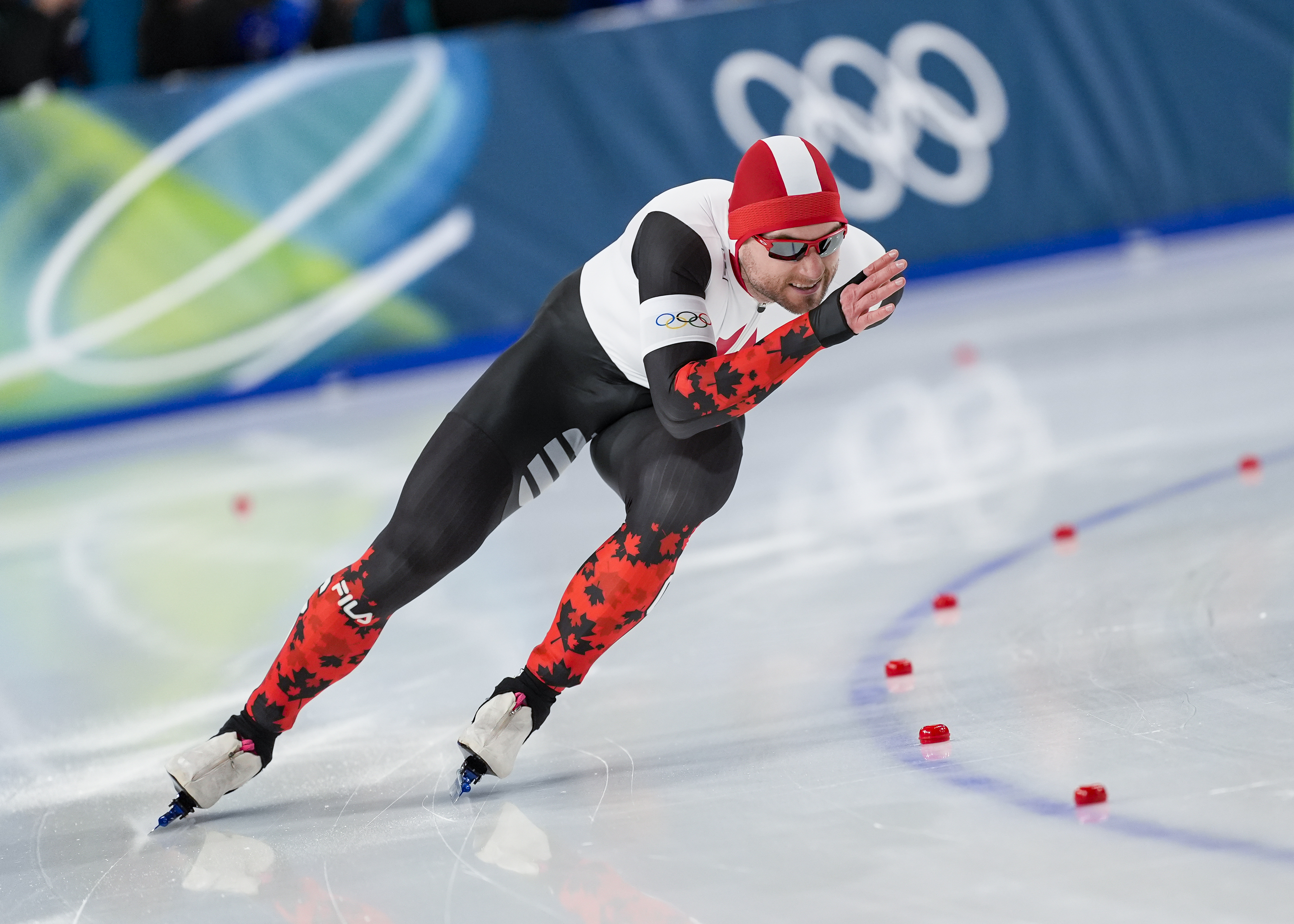 Un patineur canadien en action.