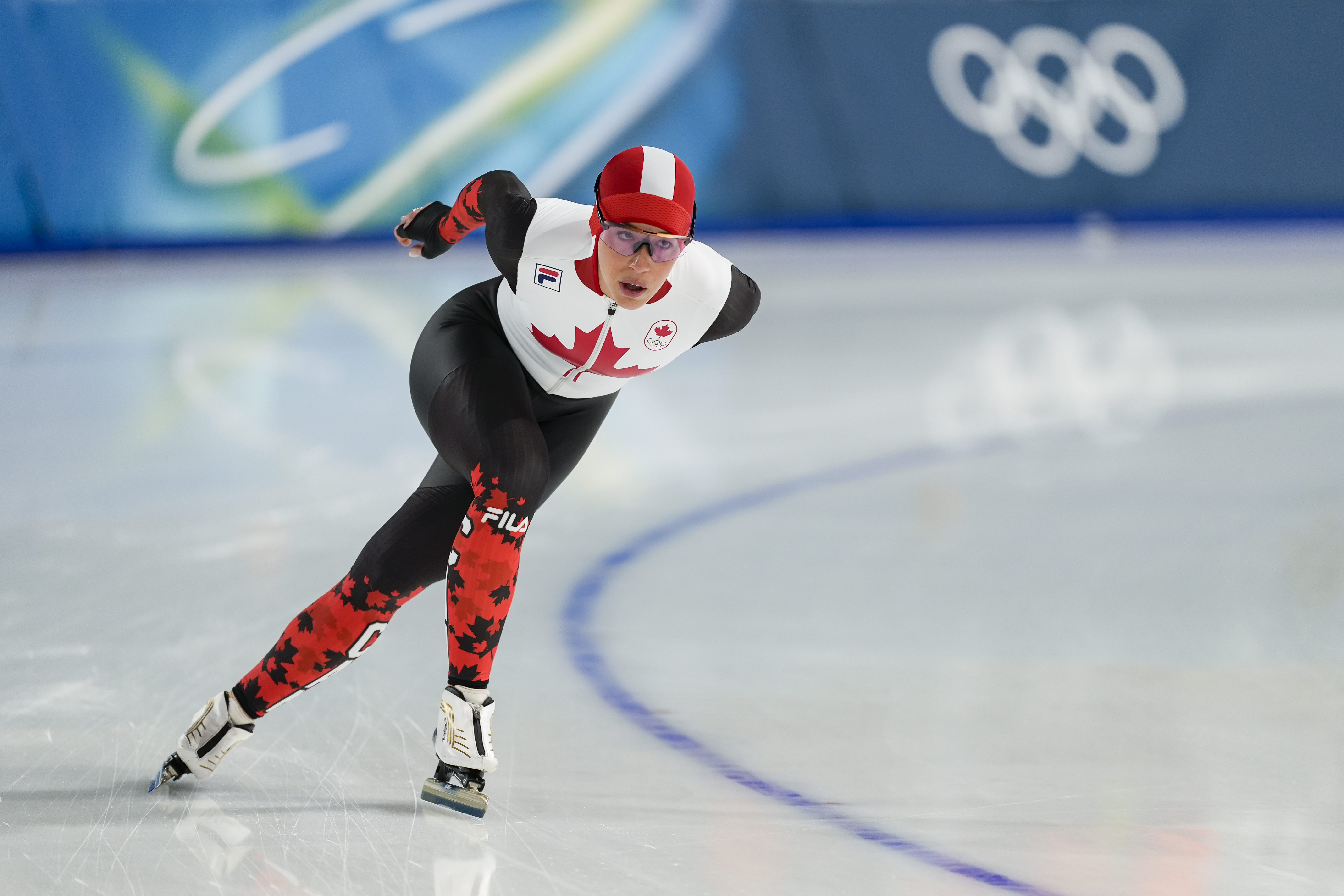 Une patineuse canadienne en action.