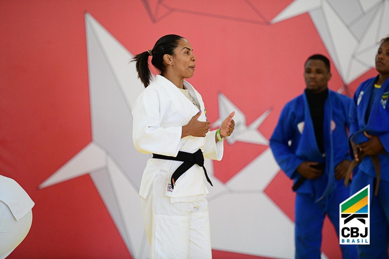 Une entraîneure brésilienne donne des directives.