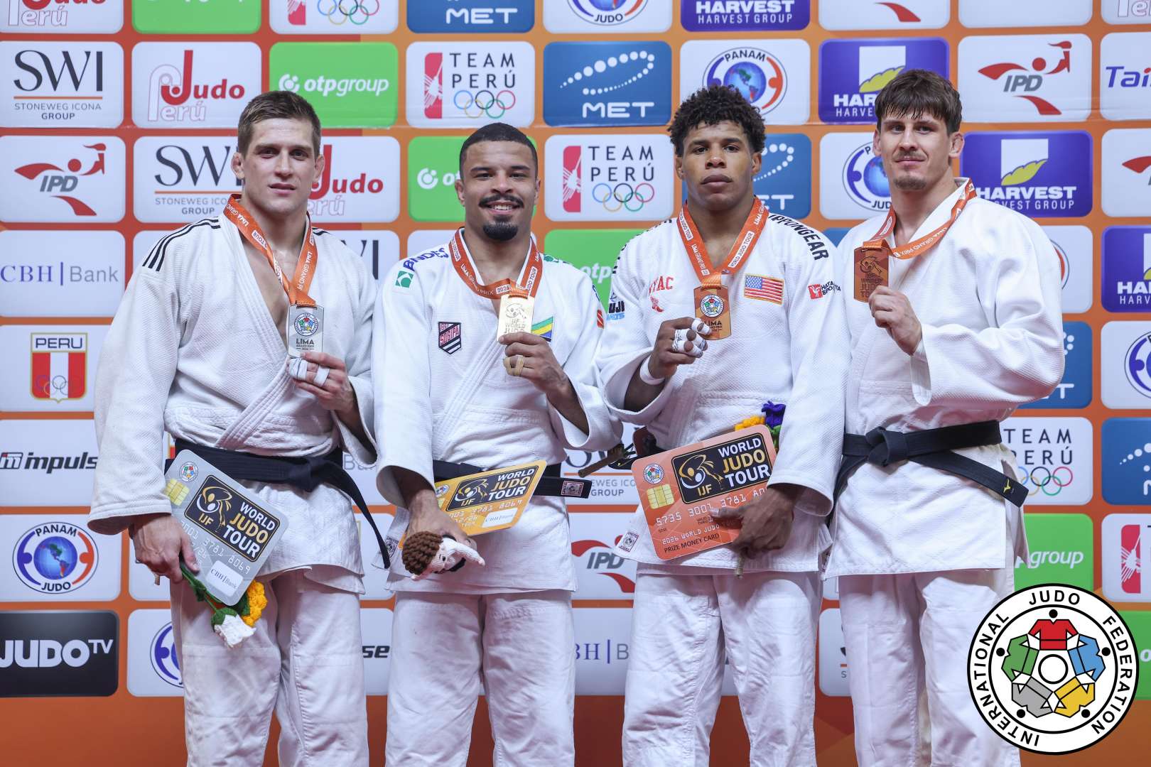 Quatre judokas sur le podium.
