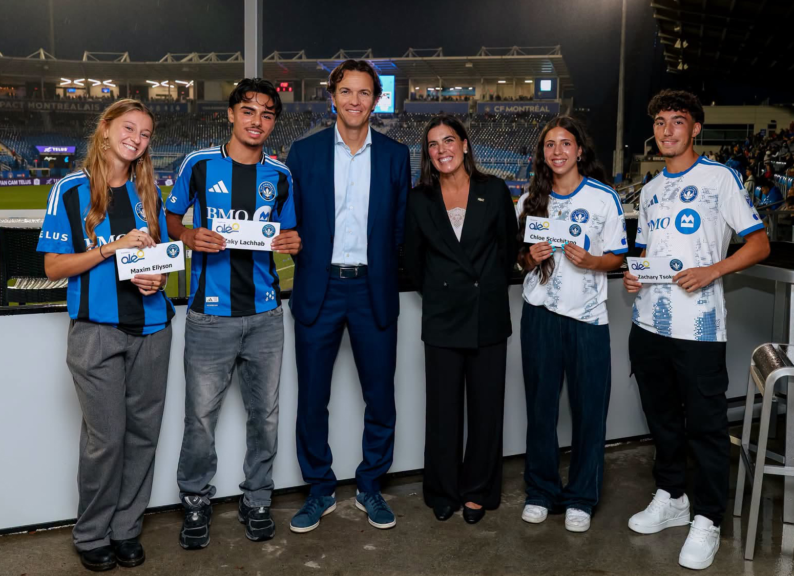Les récipiendaires Maxim Ellyson, Zaky Lachhab, Chloe Scicchitano et Zachary Tsokos en compagnie de Gabriel Gervais, président et chef de la direction du CF Montréal, et de Marie-Ève Desrochers, directrice du développement philanthropique à la Fondation Aléo. (photo Simon Prelle, CF Montréal)